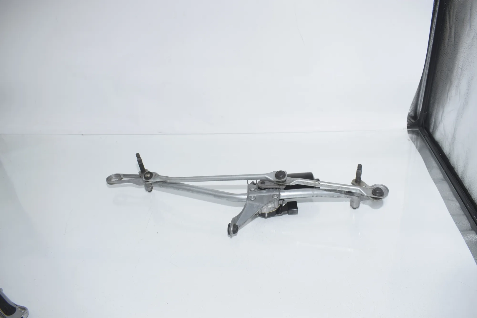 Front Windshield Wiper Mechanism – OEM 7167000 · BMW 5 (G30) (2016 - -) 540 i 2017 – 3