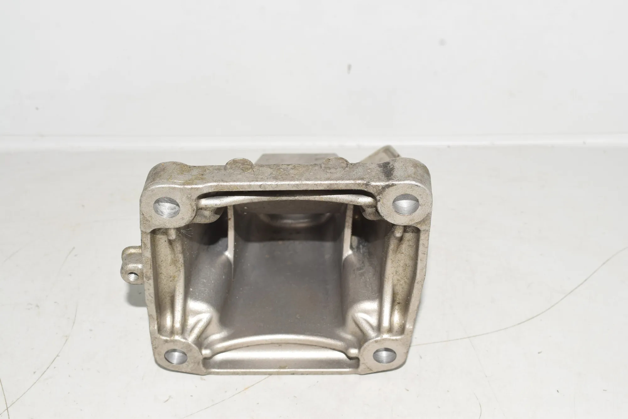 Left Side Engine Bracket – OEM 2282633 · BMW 5 (E60) BMW 5 (E60) M5 2005 – 4