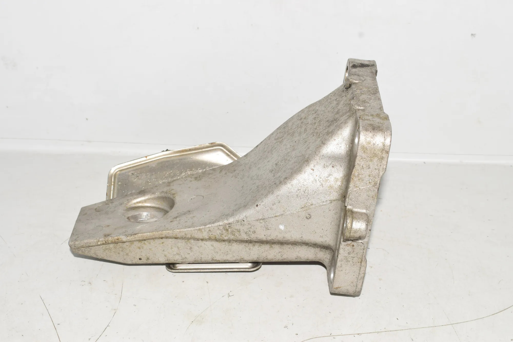 Left Side Engine Bracket – OEM 2282633 · BMW 5 (E60) BMW 5 (E60) M5 2005 – 3