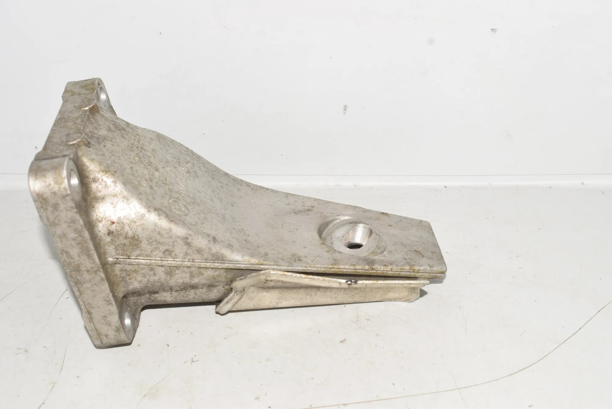 Left Side Engine Bracket – OEM 2282633 · BMW 5 (E60) BMW 5 (E60) M5 2005 – 5