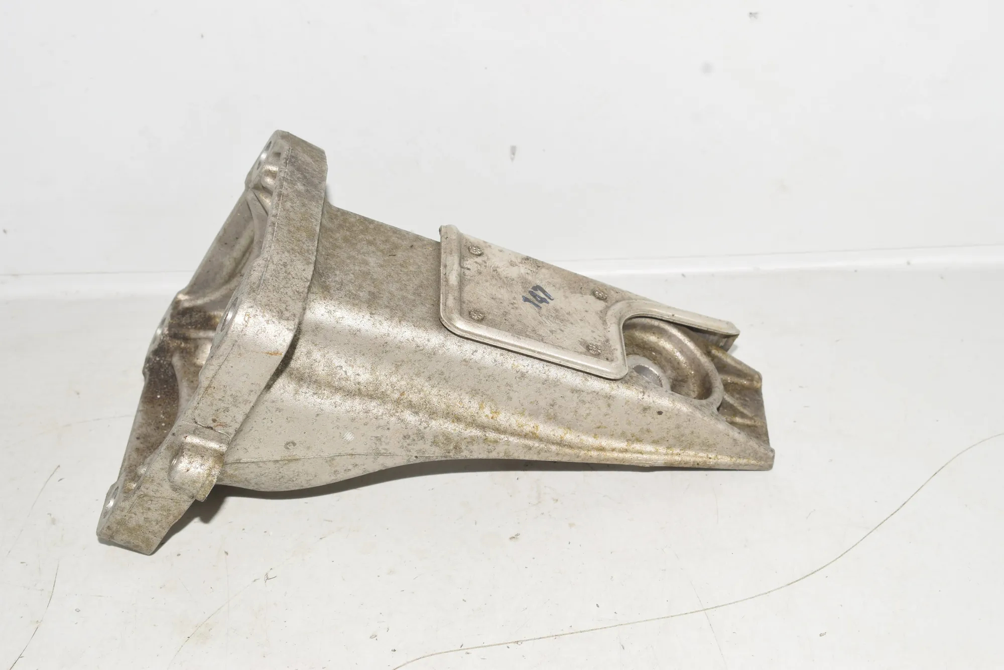 Left Side Engine Bracket – OEM 2282633 · BMW 5 (E60) BMW 5 (E60) M5 2005 – 7