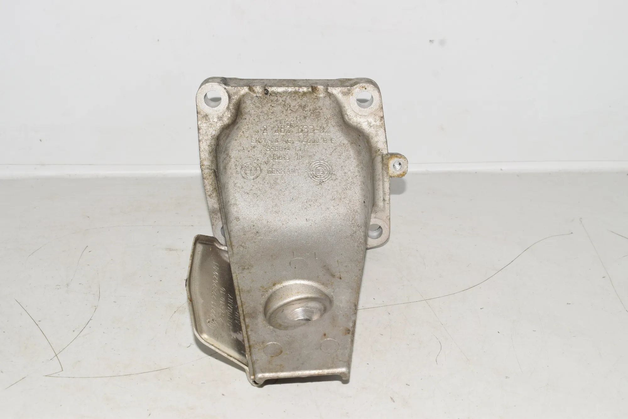 Left Side Engine Bracket – OEM 2282633 · BMW 5 (E60) BMW 5 (E60) M5 2005