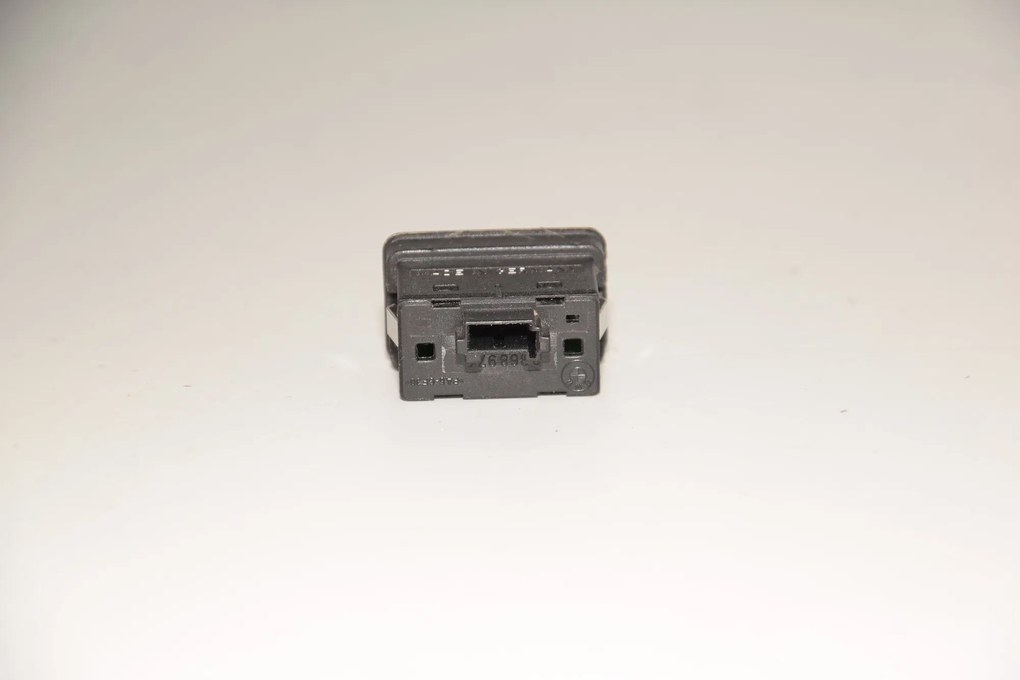 Rear Right Door Window Switch – OEM 8368974 · BMW 5 (E39) BMW 5 (E39) 2001 – 3