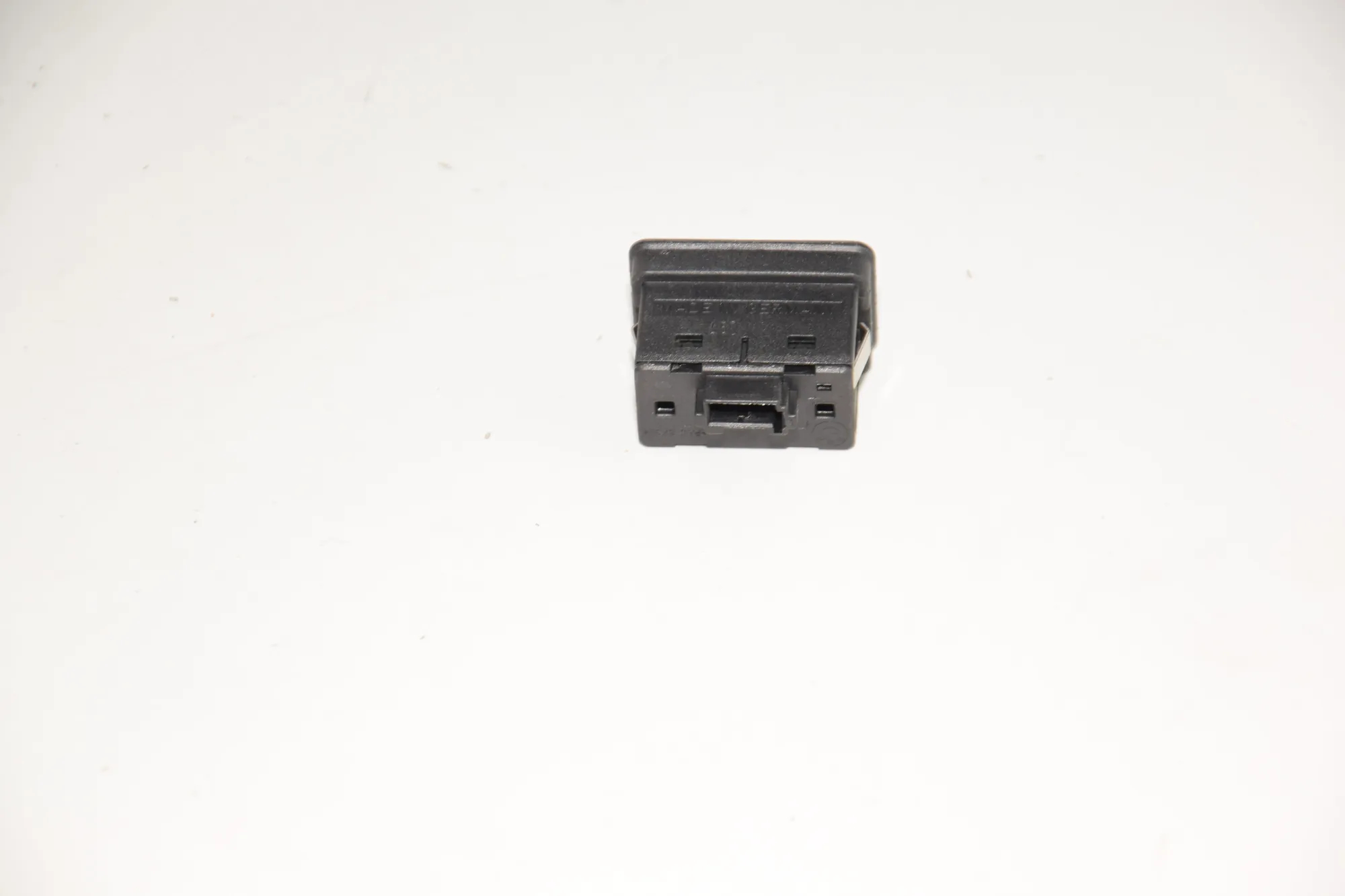 Rear Right Door Window Switch – OEM 8368974 · BMW 5 (E39) BMW 5 (E39) 2001 – 3