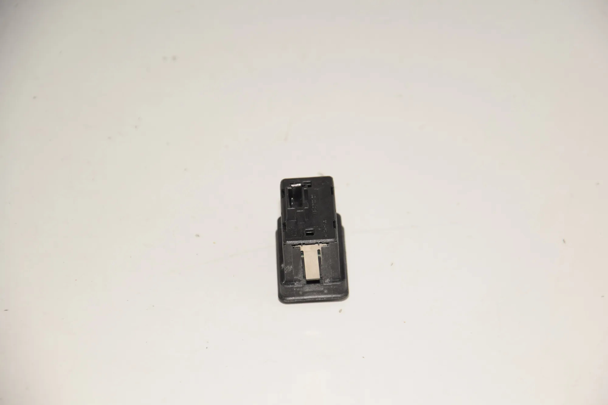 Rear Right Door Window Switch – OEM 8368974 · BMW 5 (E39) BMW 5 (E39) 2001 – 3