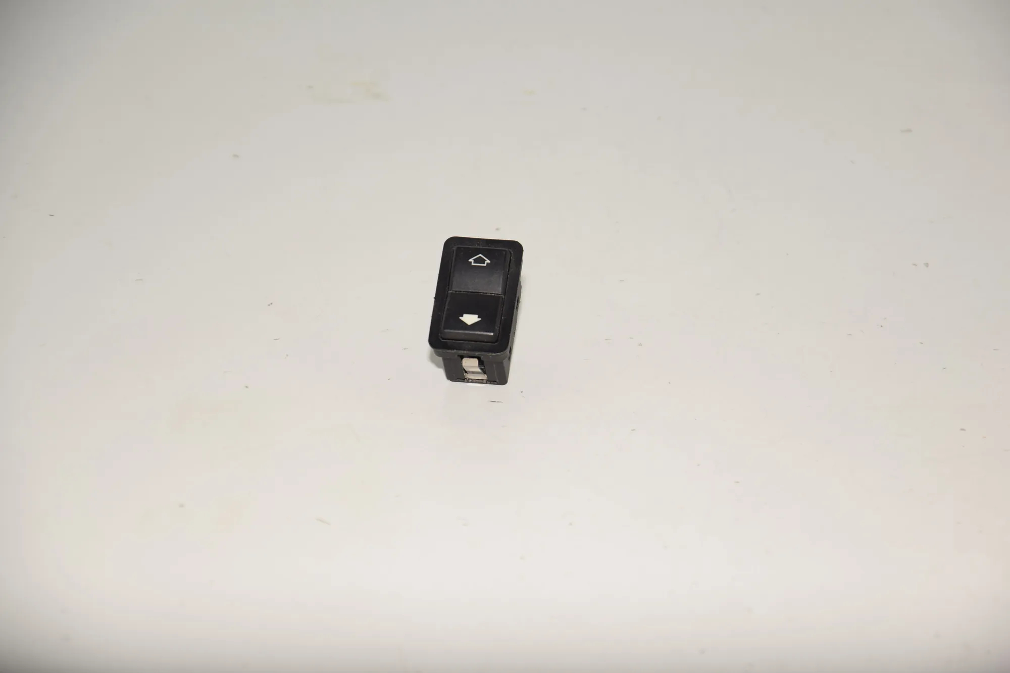 Rear Right Door Window Switch – OEM 8368974 · BMW 5 (E39) BMW 5 (E39) 2001