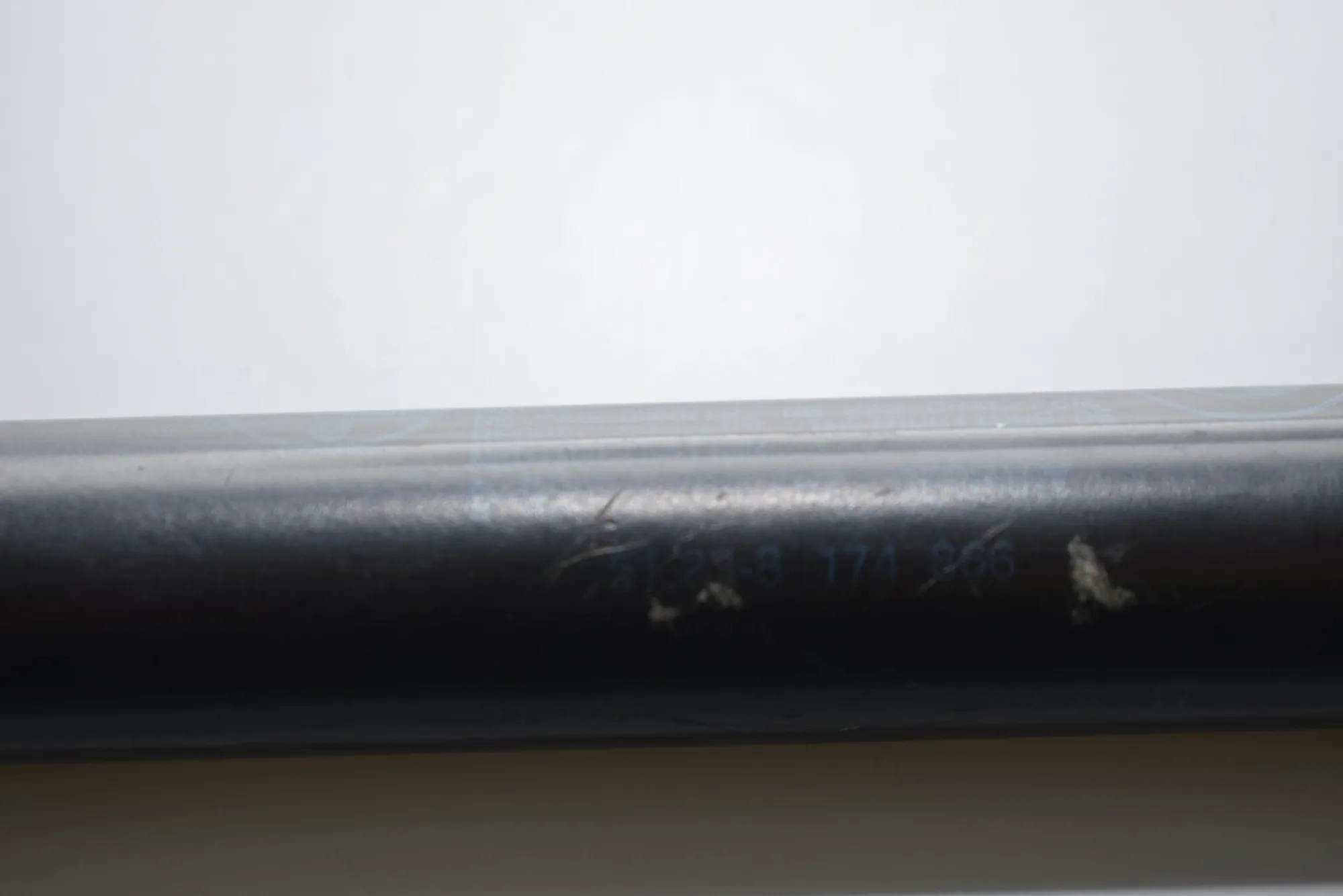 Front Left Bonnet Strut – OEM 8174866 · BMW 5 Touring (E39) 530 d 1999 – 5