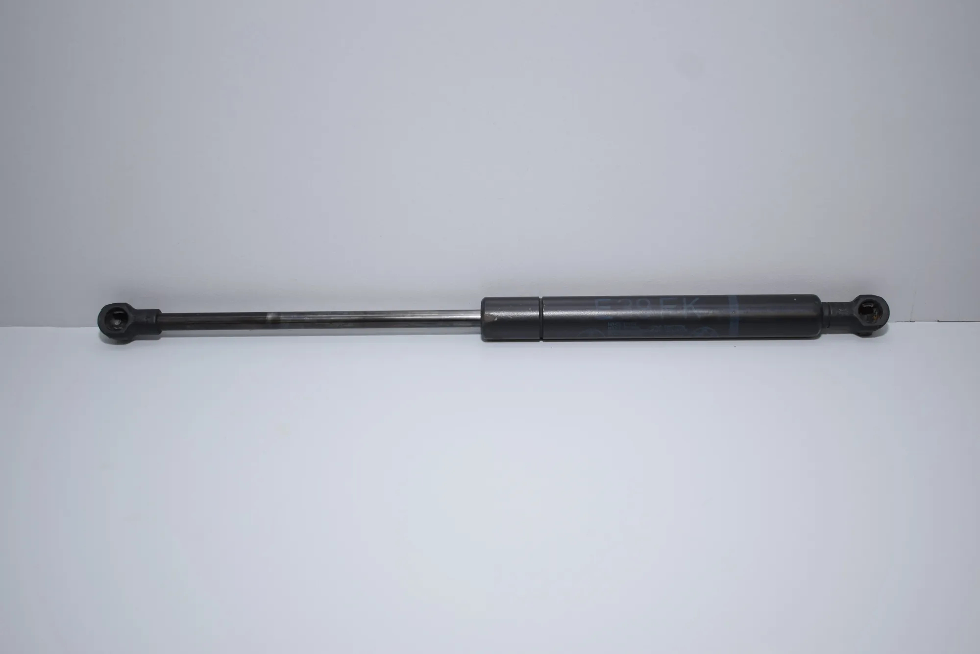 Front Left Bonnet Strut – OEM 8174866 · BMW 5 Touring (E39) 530 d 1999 – 3