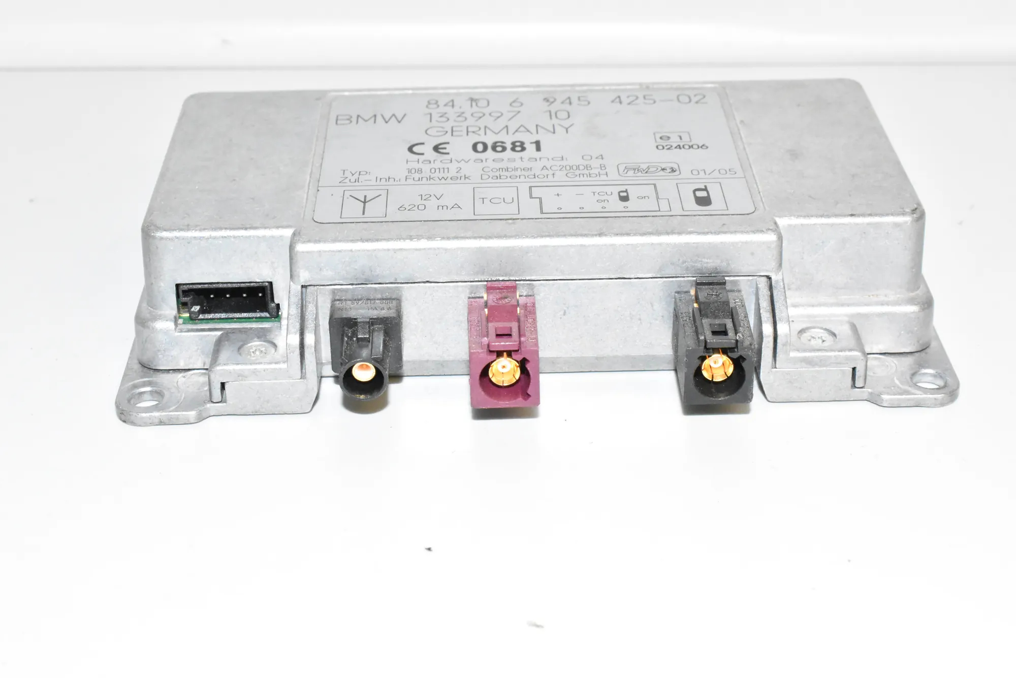 Antenna Amplifier – OEM 6945425 · BMW X5 (E53) BMW X5 (E53) 2001 – 4