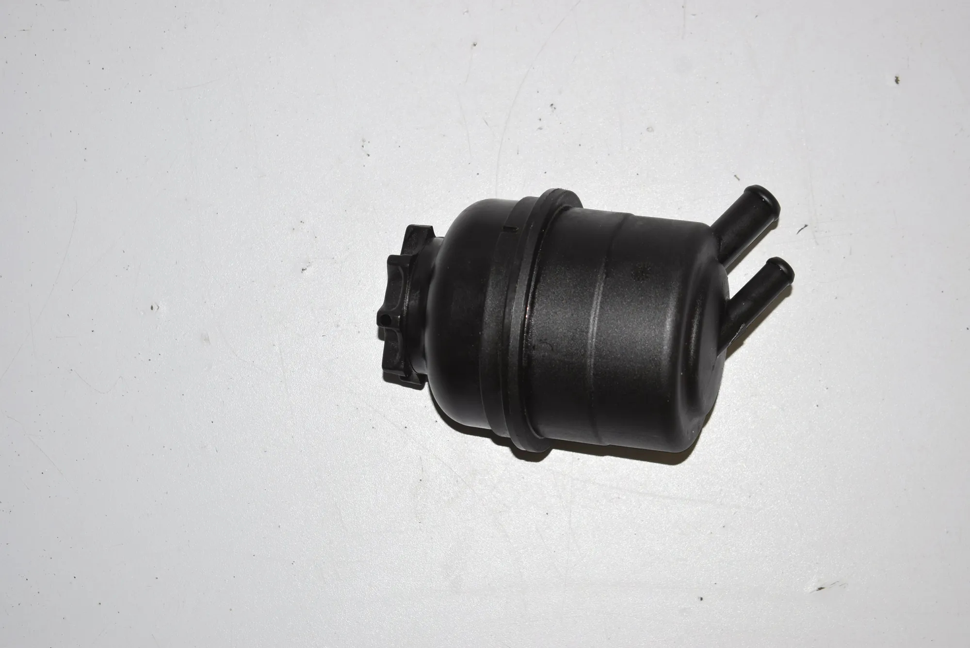 Power Steering Pump Tank – OEM 6851218 · BMW 3 Cabrio (E93) BMW 3 Cabrio (E93) 2010