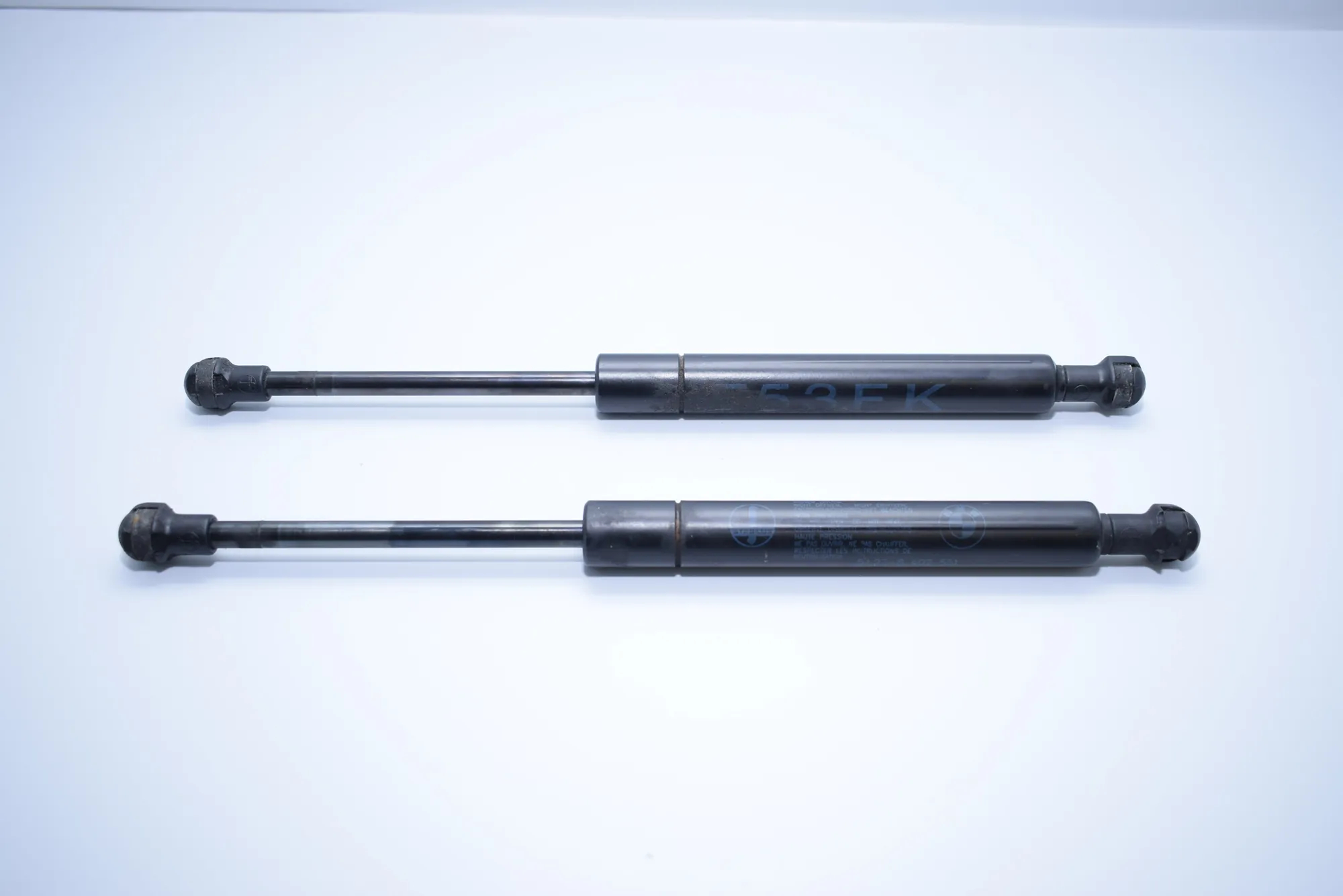 Front Right Bonnet Strut – OEM 8402551 · BMW X5 (E53) 4.4 i 2002