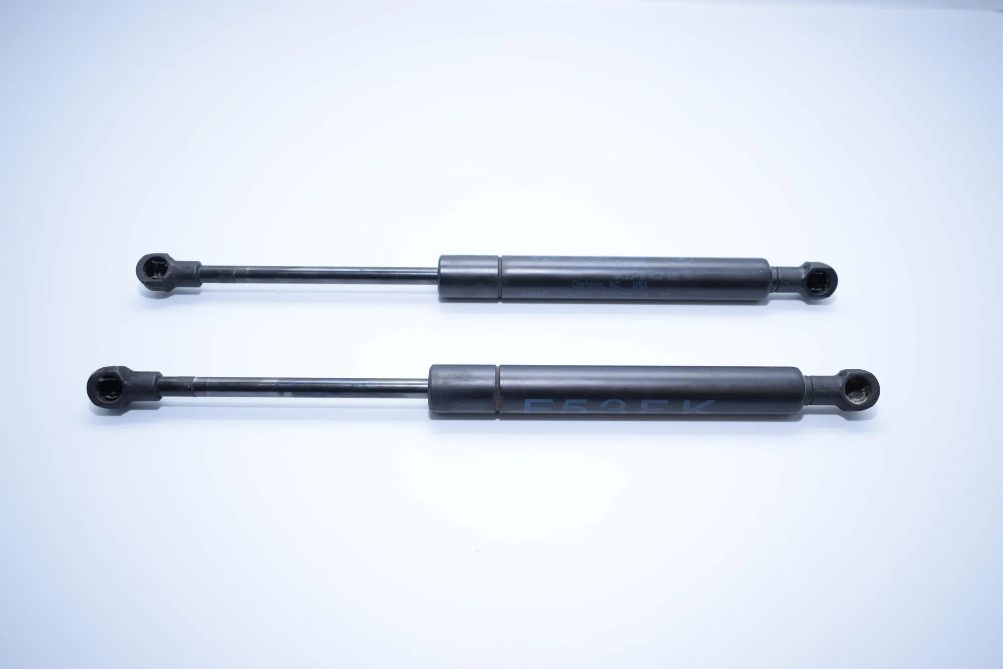 Front Right Bonnet Strut – OEM 8402551 · BMW X5 (E53) 4.4 i 2002 – 2