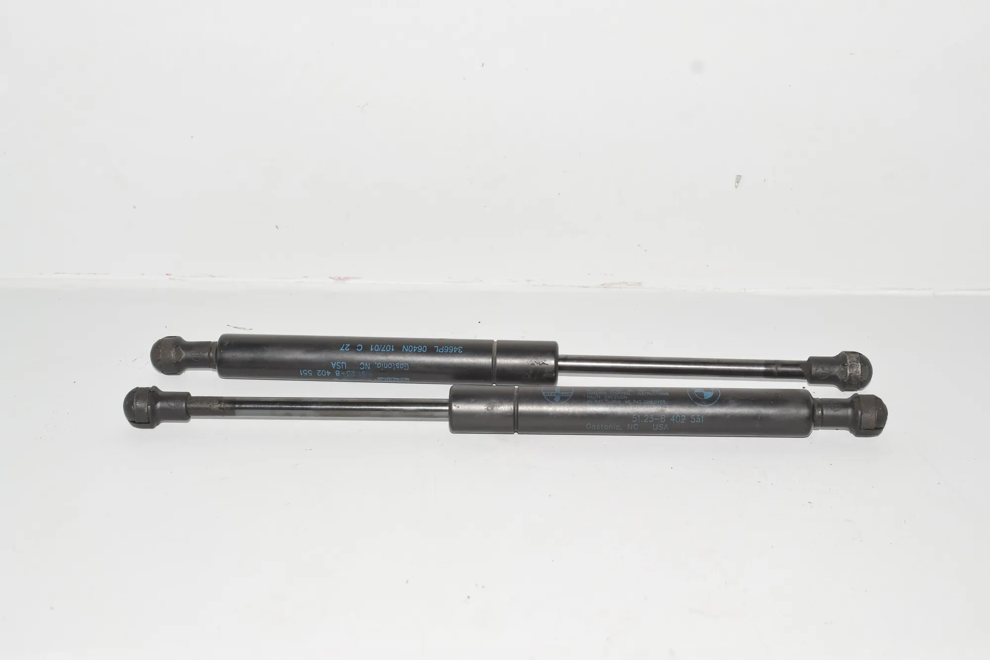 Front Left Bonnet Strut – OEM 8402551 · BMW X5 (E53) 4.4 i 2001 – 2