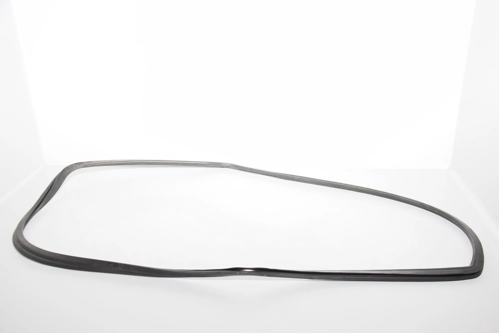 Tailgate Rubber Seal – OEM 7311995 · BMW i3 (I01) Hybrid 2017