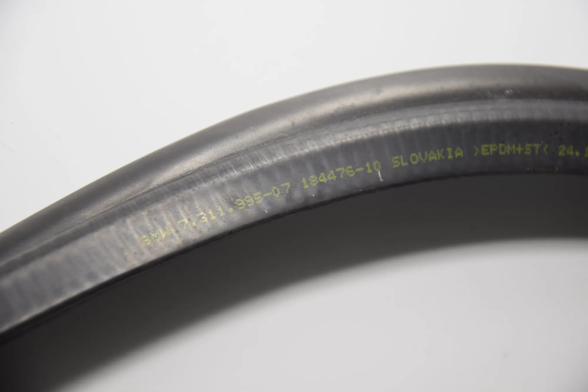 Tailgate Rubber Seal – OEM 7311995 · BMW i3 (I01) Hybrid 2017 – 6
