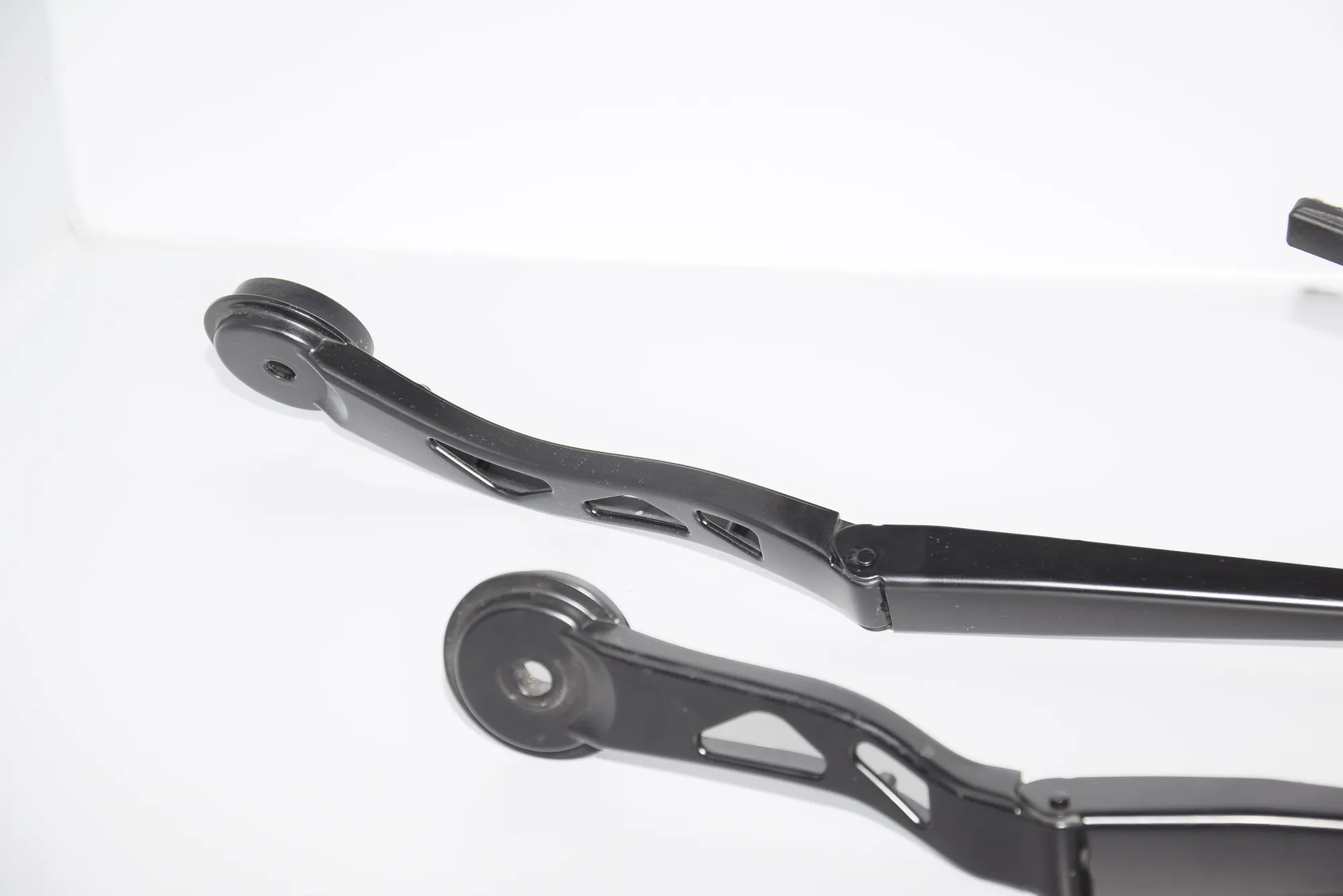 Front Wiper Arms – OEM 7322167 · BMW i3 (I01) Hybrid 2017 – 4
