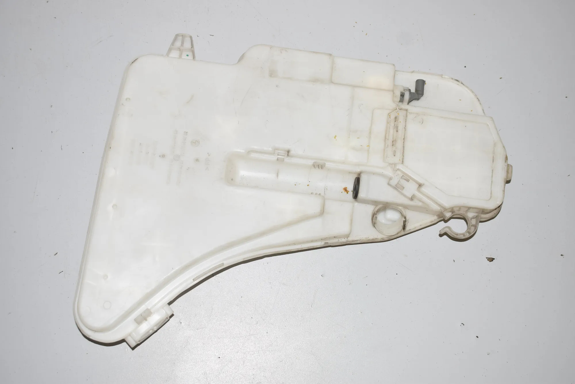 Window Washer Tank – OEM 7269663 · BMW 5 Touring (F11) BMW 5 Touring (F11) 2011 – 2