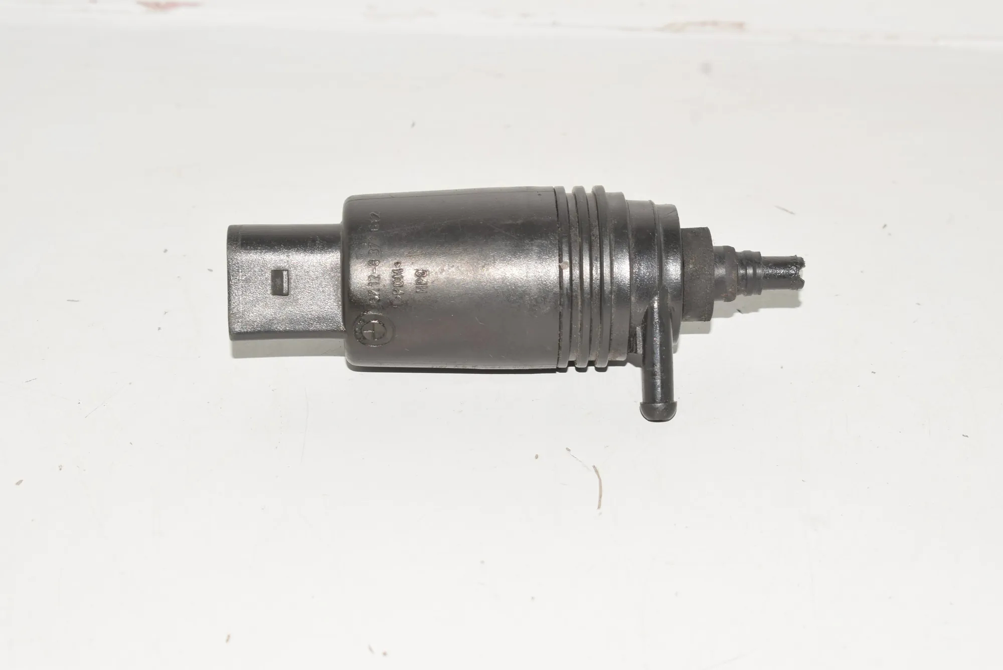 Washer Tank Motor – OEM 8377612 · BMW 7 (E38) BMW 7 (E38) 2000