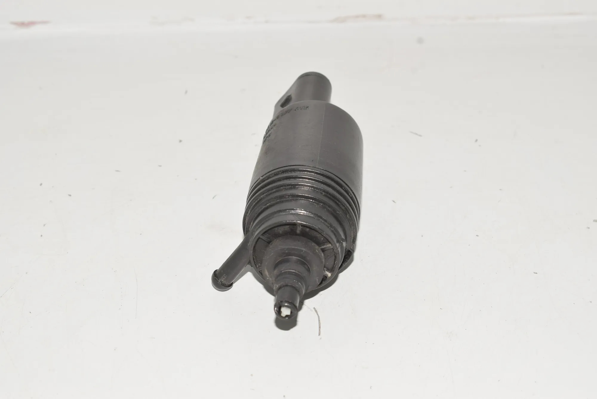 Washer Tank Motor – OEM 8377612 · BMW 7 (E38) BMW 7 (E38) 2000 – 4