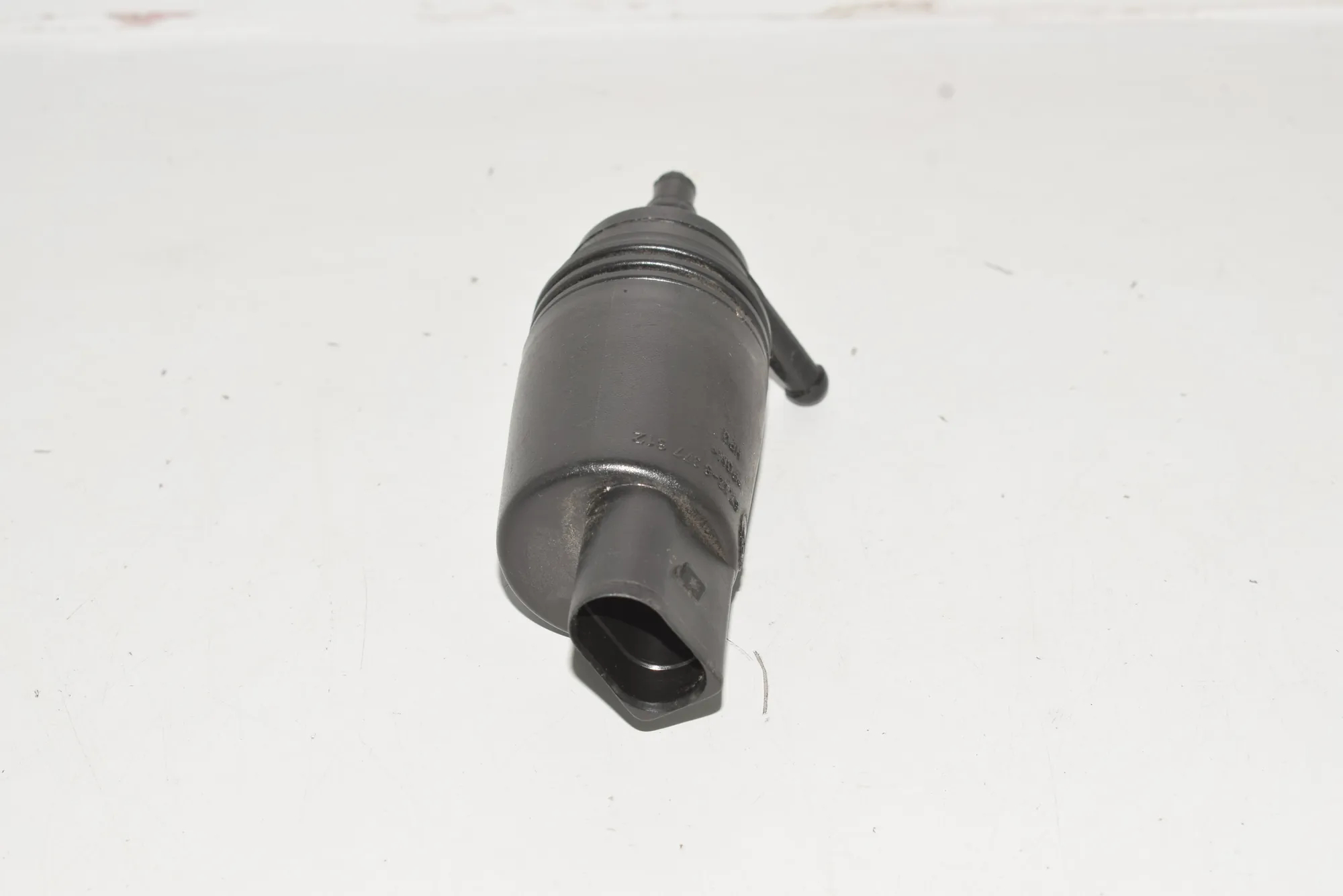 Washer Tank Motor – OEM 8377612 · BMW 7 (E38) BMW 7 (E38) 2000 – 3