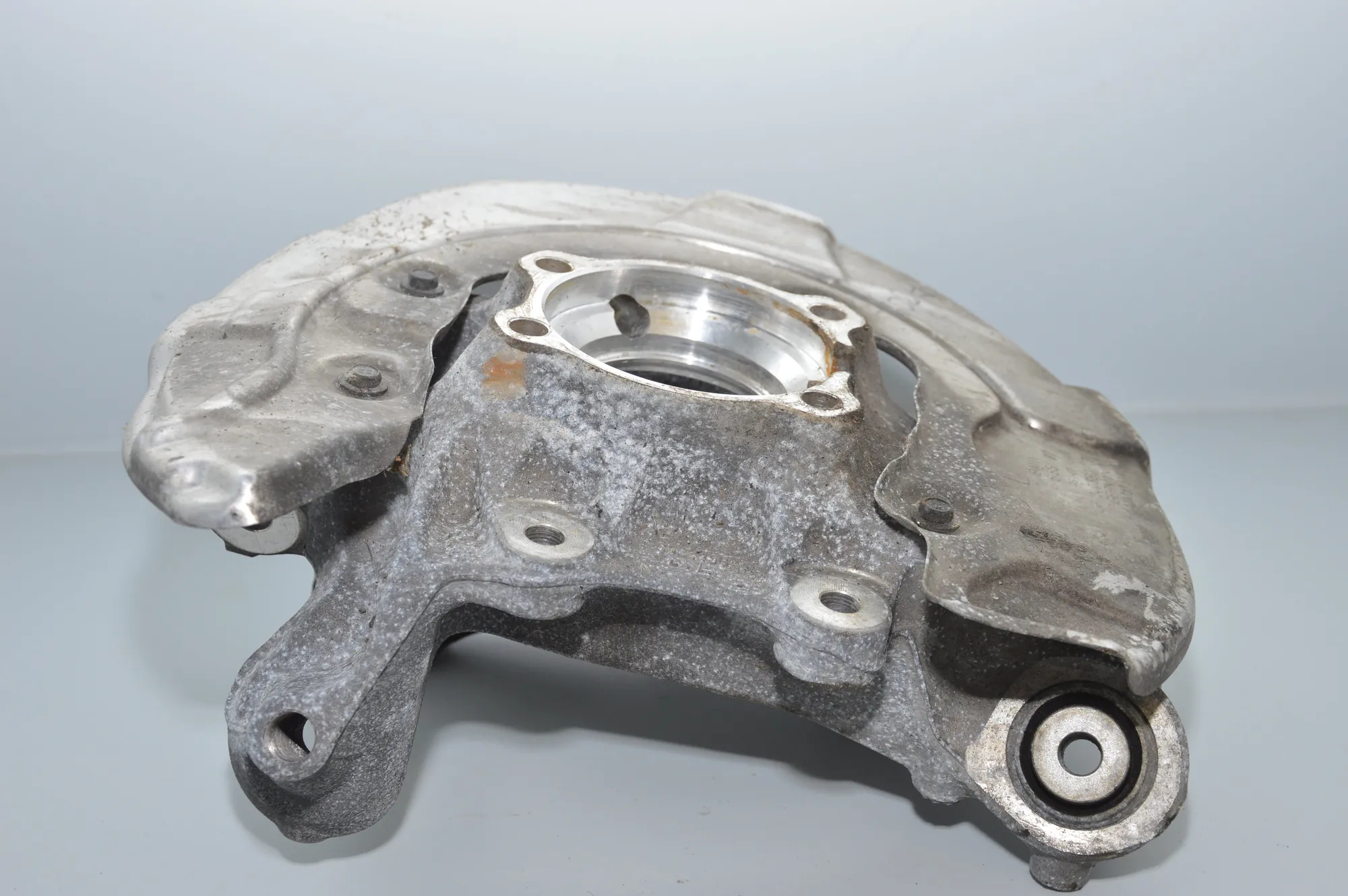 Rear Left Wheel Hub Spindle – OEM 6861801 · BMW 7 (G11, G12) BMW 7 (G11, G12) 2015 – 2