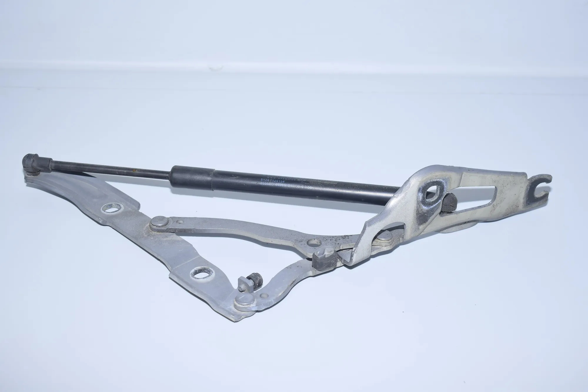 Left Side Bootlid Hinge – OEM 7060627 · BMW 3 Coupe (E92) 325 i 2006 – 2
