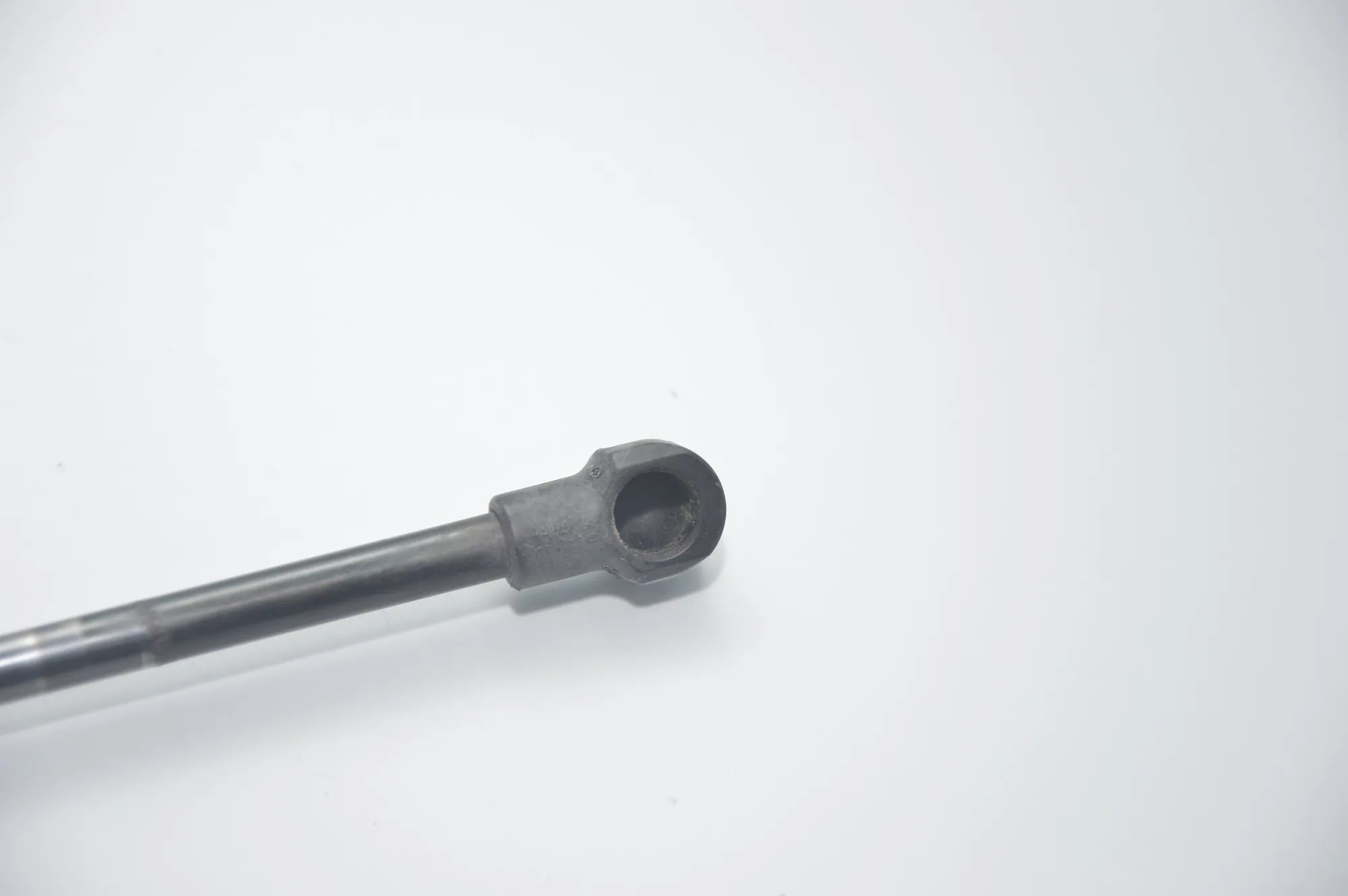 Left Side Tailgate Gas Strut – OEM 8402405 · BMW X5 (E53) 4.8 is 2005