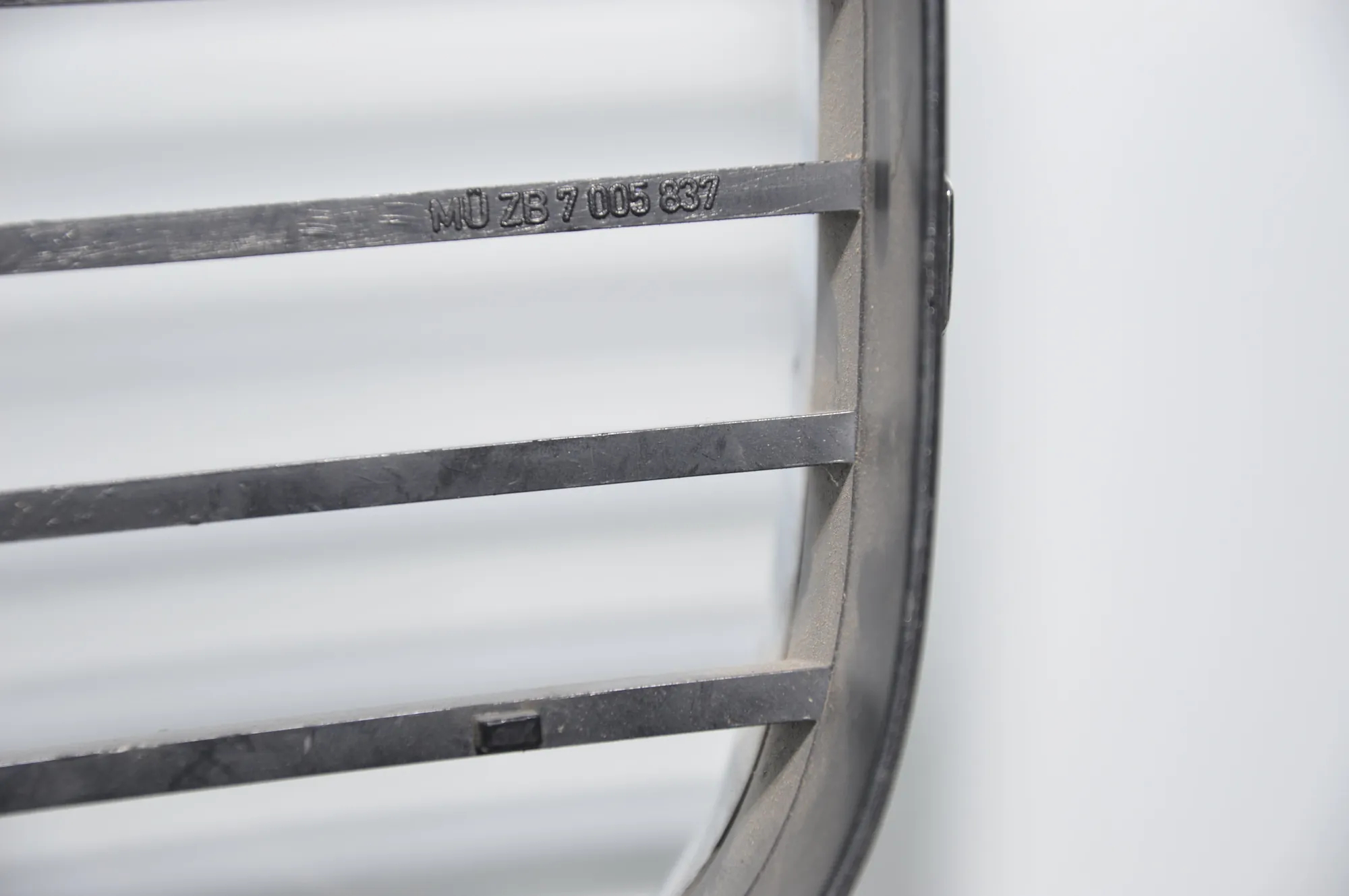 Front Left Grill – OEM 2497261 · BMW 5 (E39) BMW 5 (E39) 2000 – 2