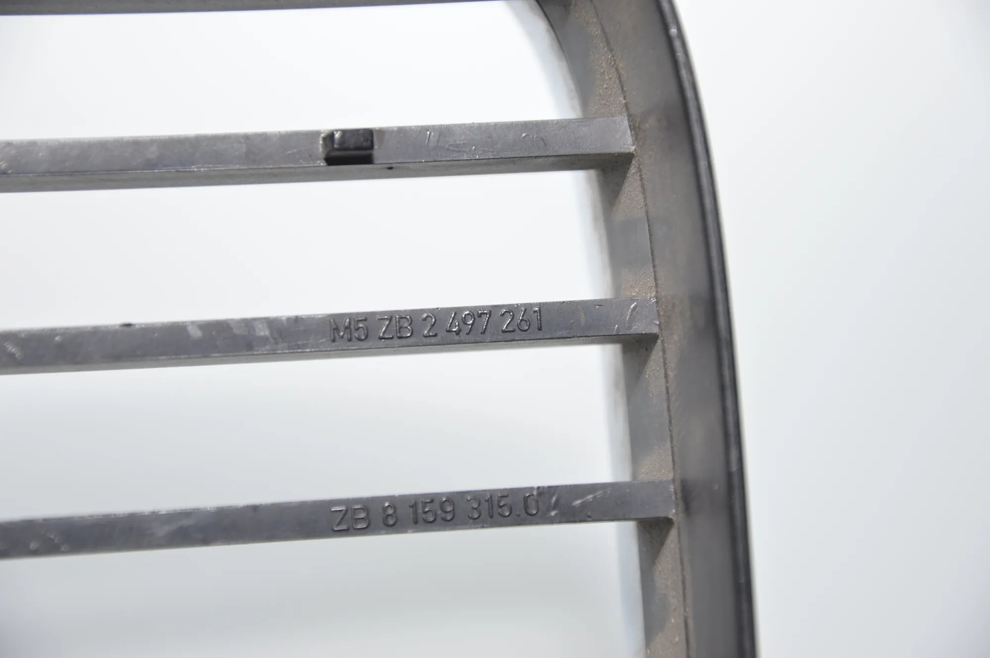 Front Left Grill – OEM 2497261 · BMW 5 (E39) BMW 5 (E39) 2000 – 7