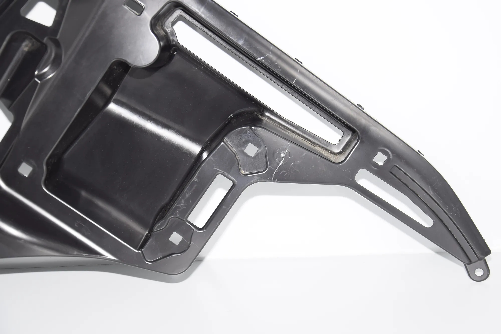 Rear Left Bumper Bracket – OEM 7296753 · BMW i3 (I01) Hybrid 2017 – 2