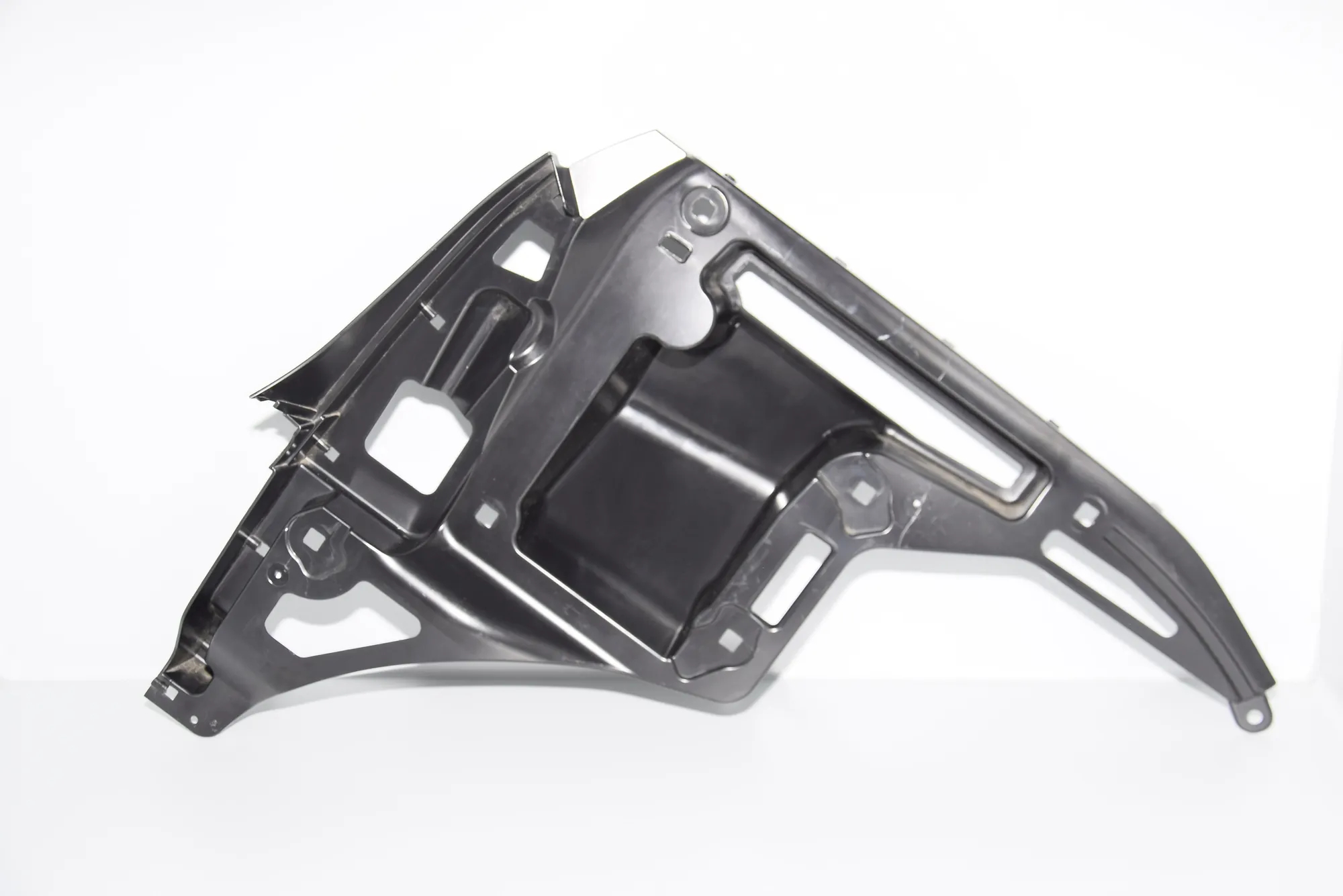 Rear Left Bumper Bracket – OEM 7296753 · BMW i3 (I01) Hybrid 2017