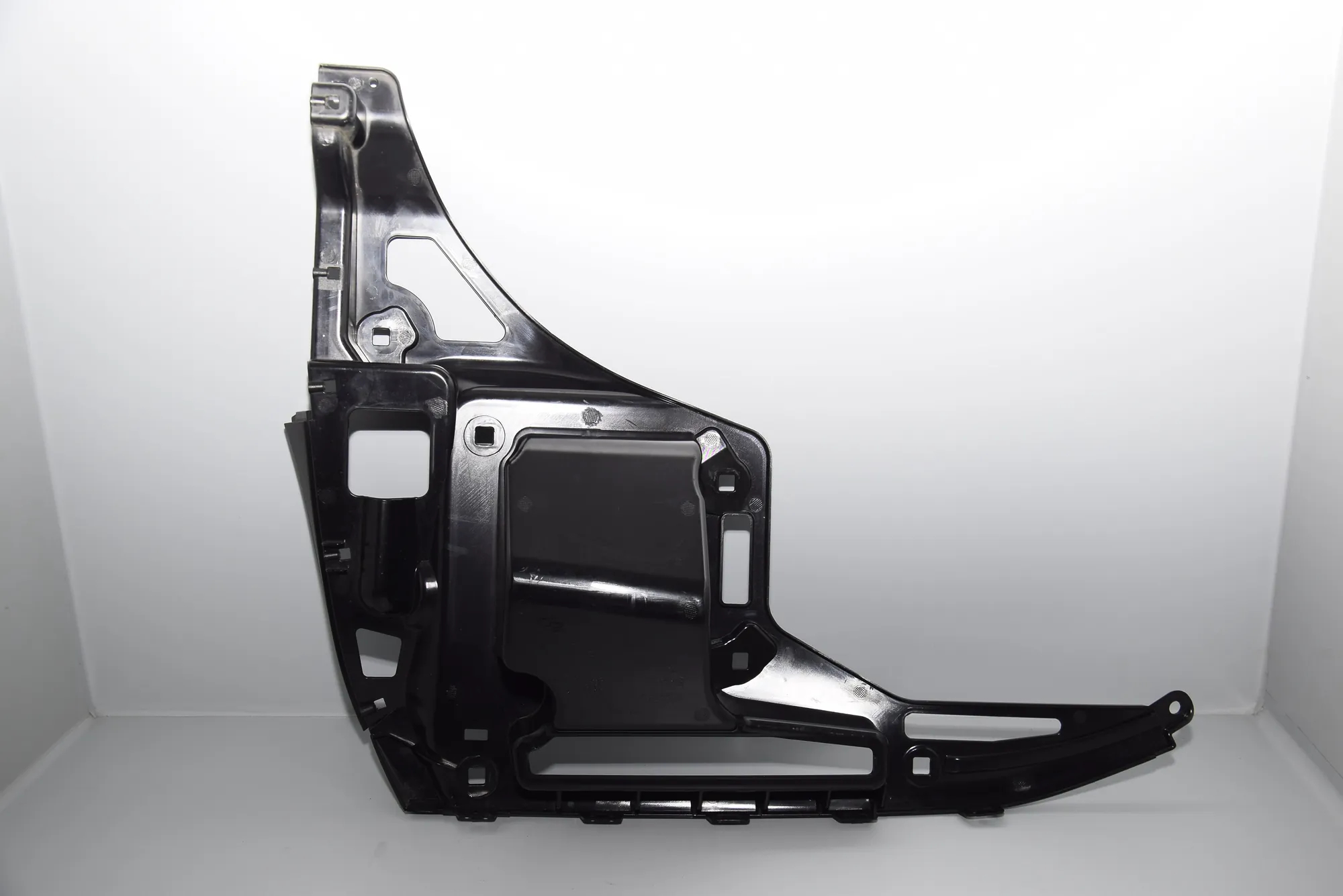 Rear Left Bumper Bracket – OEM 7296753 · BMW i3 (I01) Hybrid 2017 – 4