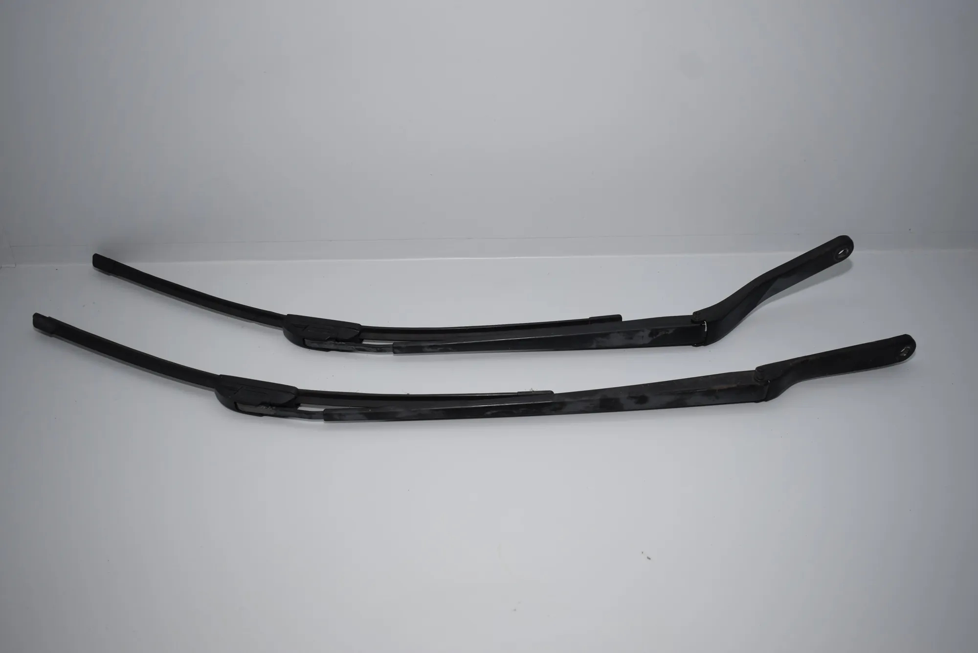 Front Wiper Arms – OEM 8245372 · BMW X5 (E53) 4.6 is 2003 – 3