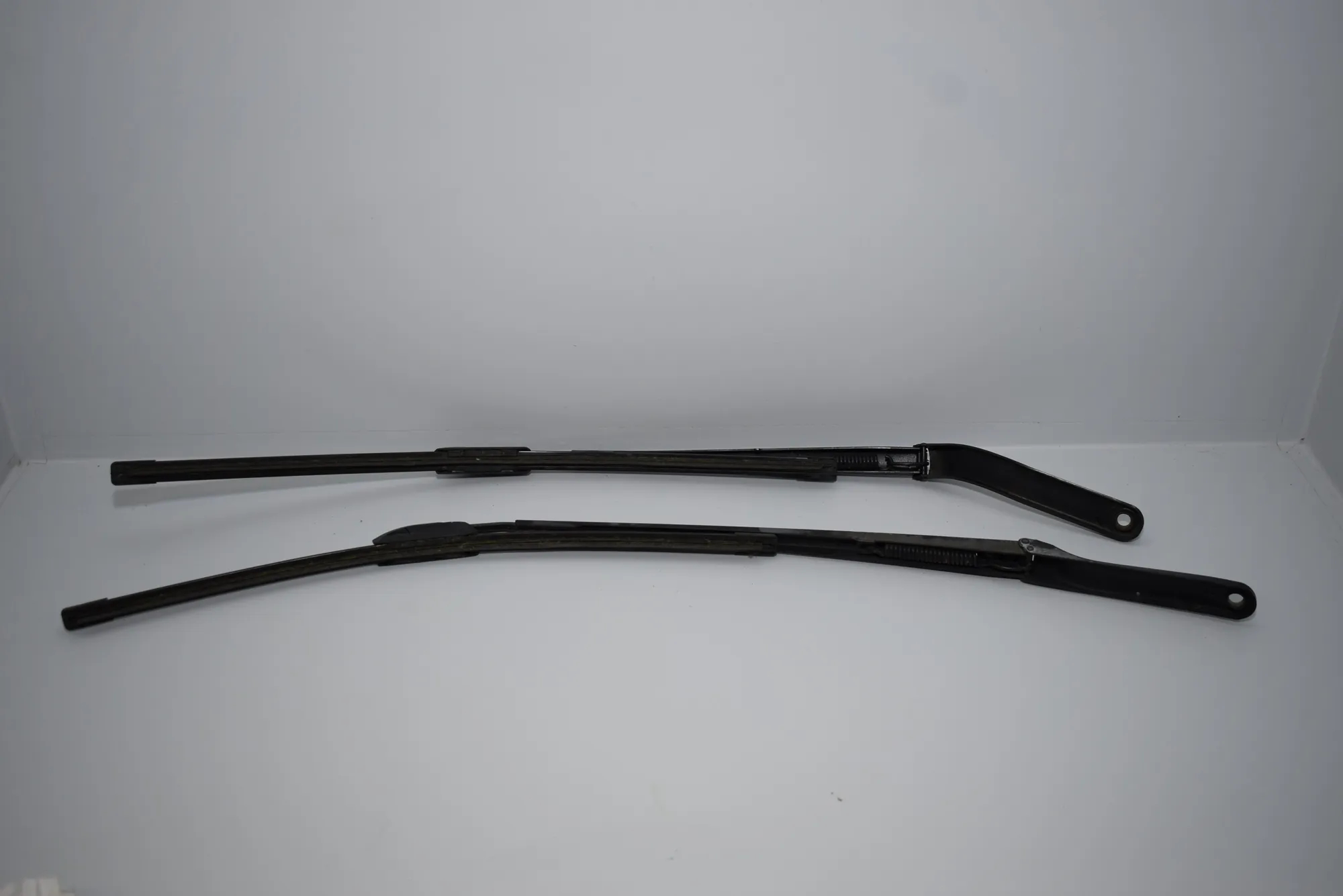 Front Wiper Arms – OEM 8245372 · BMW X5 (E53) 4.6 is 2003 – 4