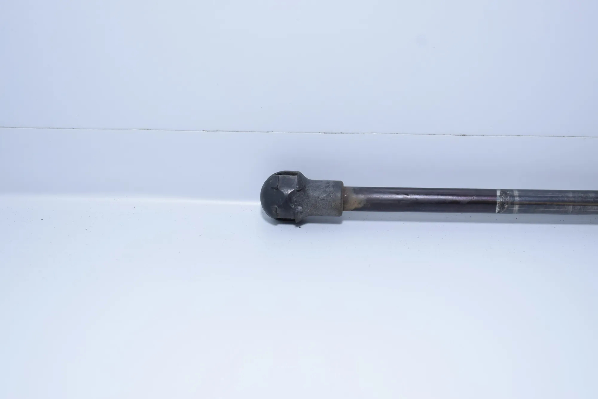 Left Side Tailgate Gas Strut – OEM 8402405 · BMW X5 (E53) 4.6 is 2003 – 5