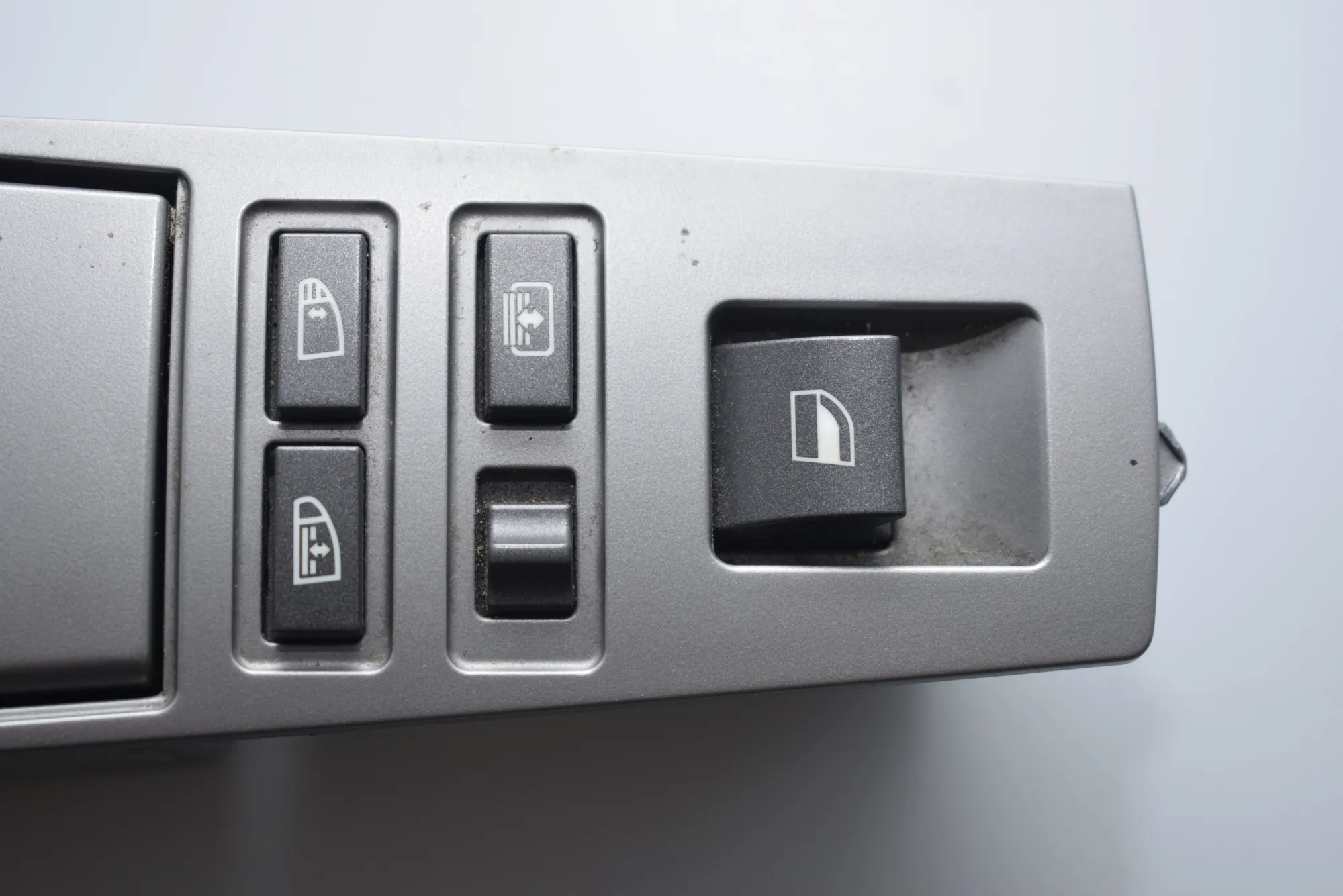Rear Left Door Window Switch – OEM 6919880 · BMW 7 (E65, E66, E67) BMW 7 (E65, E66, E67) 2001