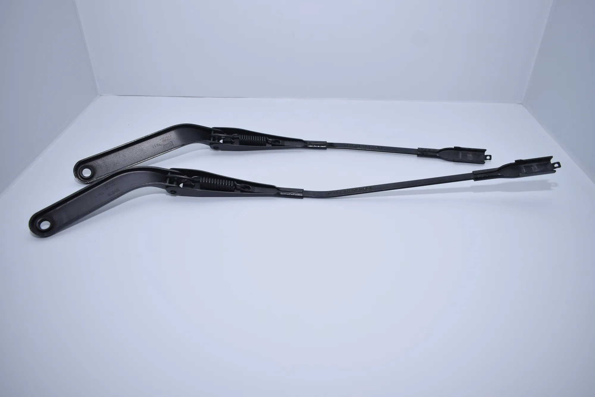 Front Wiper Arms – OEM 7169971 · BMW 1 (E87) BMW 1 (E87) 118 d 2011 – 2