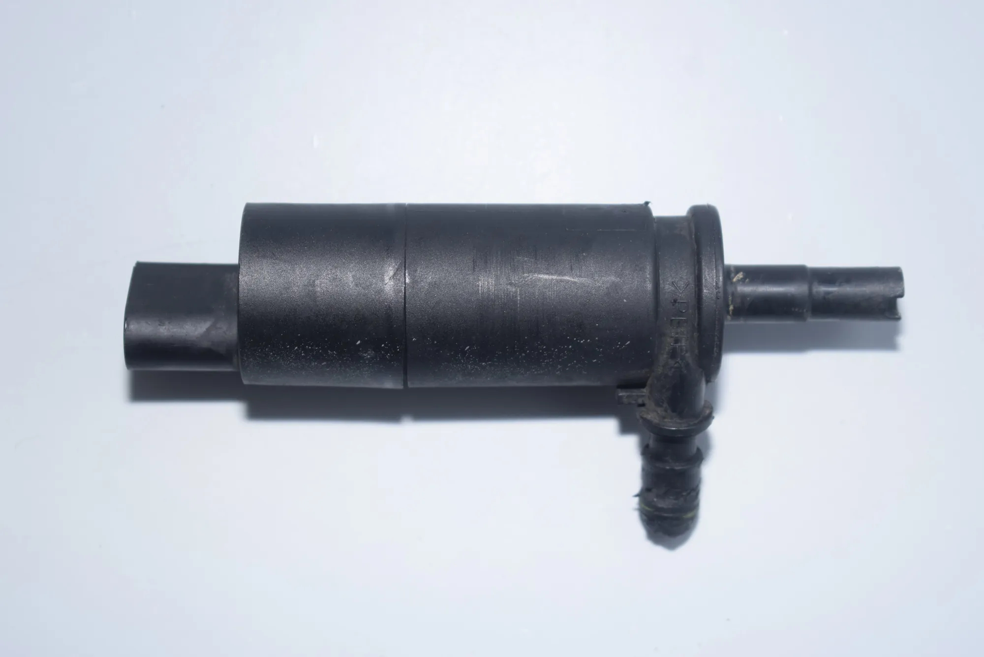 Washer Tank Motor – OEM 8377613 · BMW 5 Touring (E39) 525 d 2000 – 3