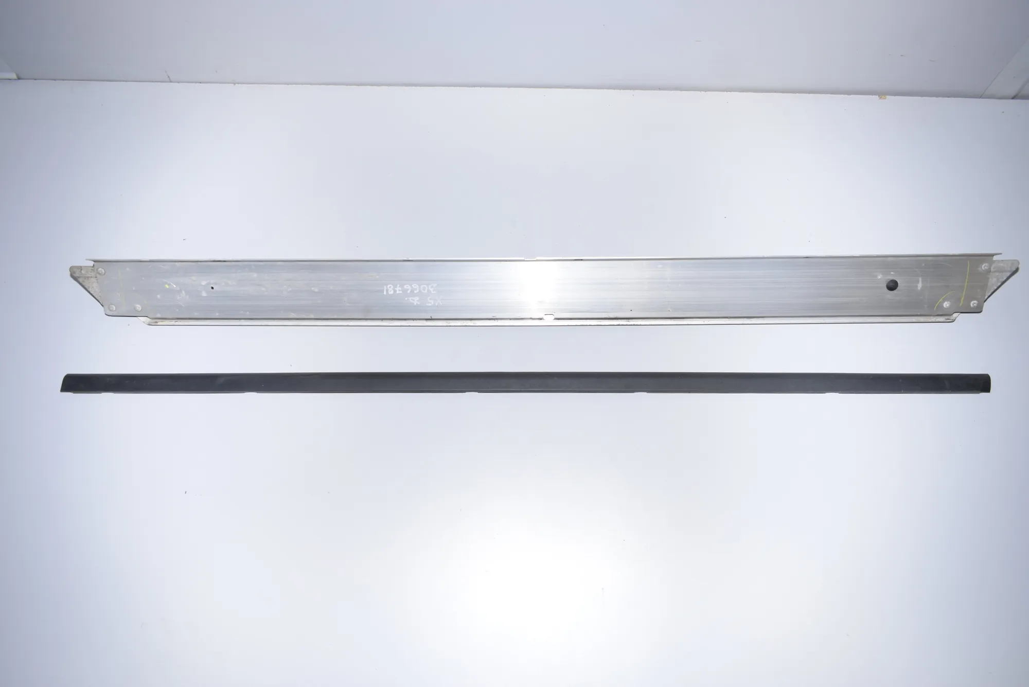 Right Side Metallic Sideskirt Cover – OEM 8408678 · BMW X5 (E53) 3.0 d 2005