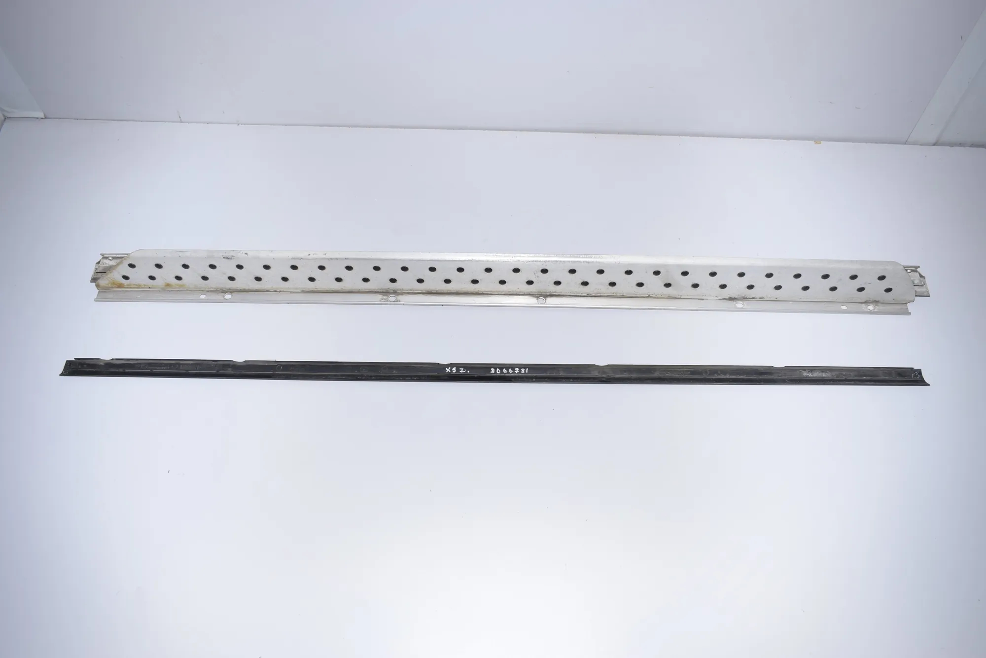 Right Side Metallic Sideskirt Cover – OEM 8408678 · BMW X5 (E53) 3.0 d 2005 – 3