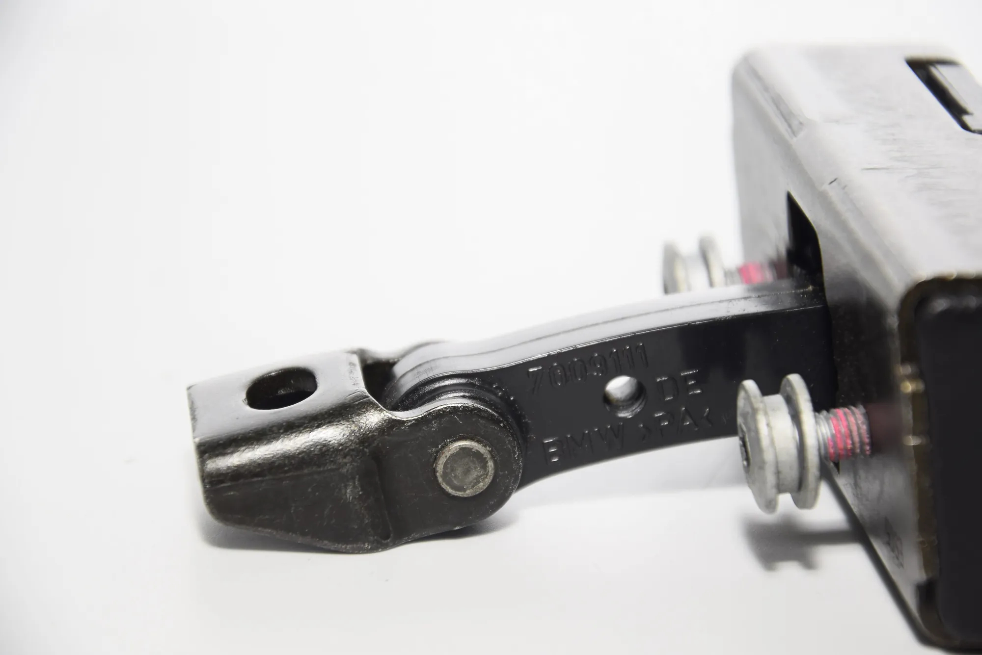 Front Left Door Hinge – OEM 7009111 · BMW 6 Cabrio (E64) BMW 6 Cabrio (E64) 2005 – 5