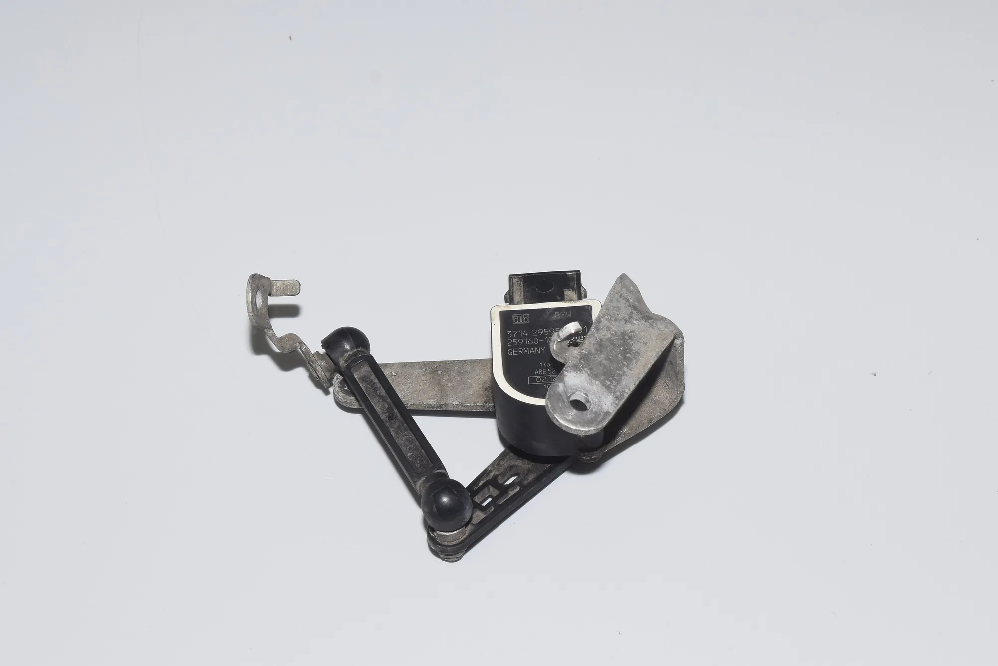 Rear Right Height Level Sensor – OEM 6869138 · BMW 7 (G11, G12) BMW 7 (G11, G12) 2016