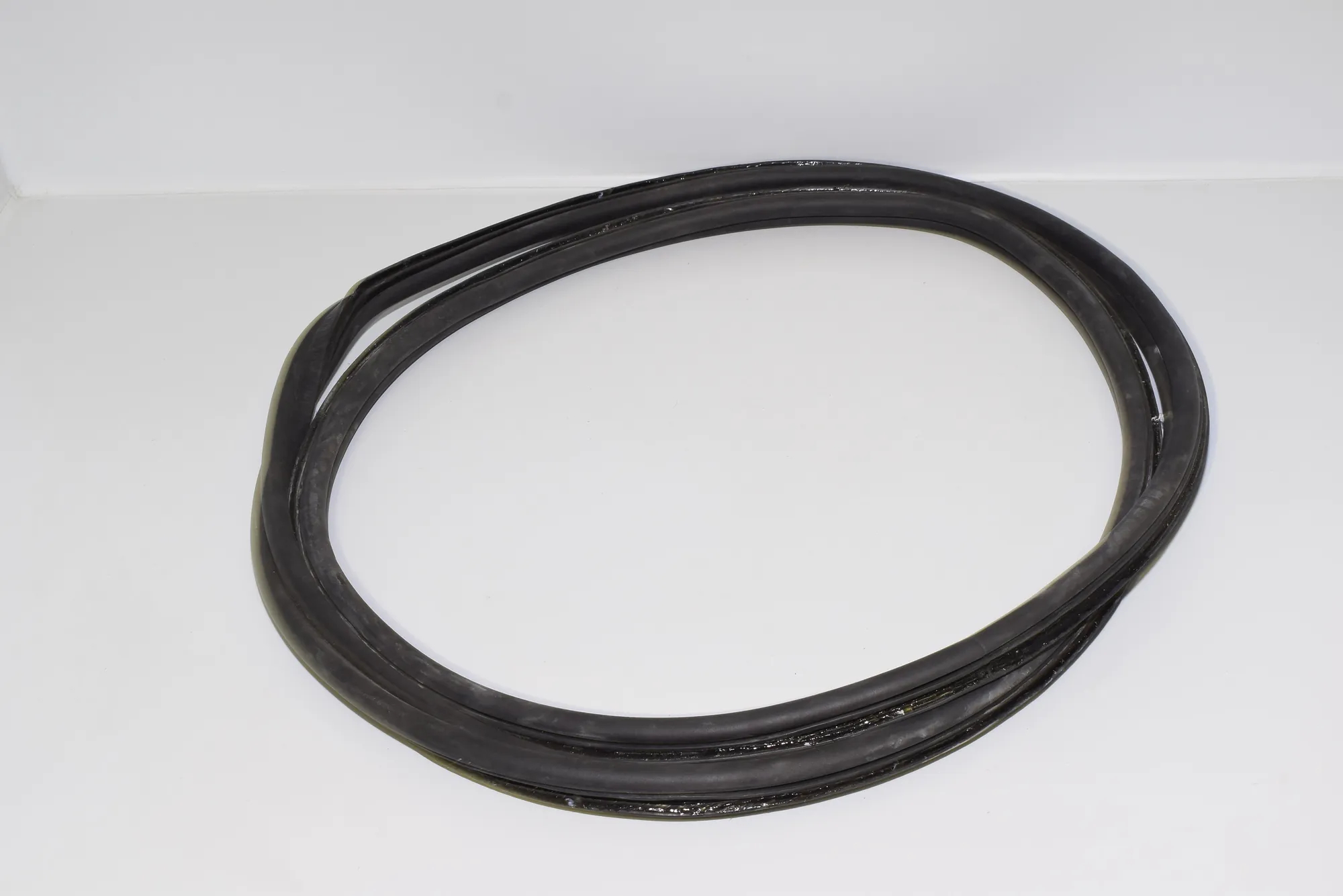 Tailgate Rubber Seal – OEM 7357103 · BMW 7 (G11, G12) BMW 7 (G11, G12) 2016