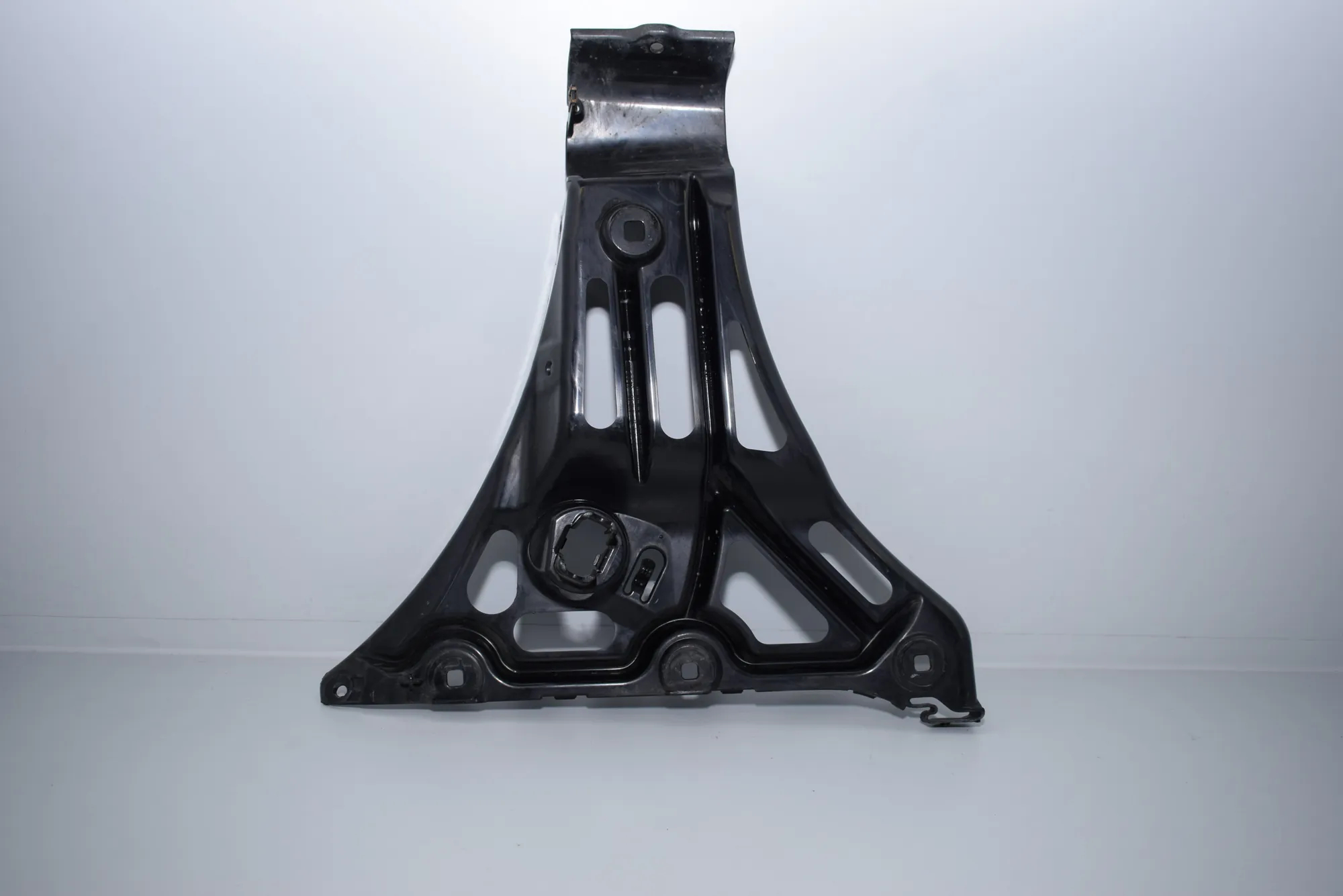 Rear Left Bumper Bracket – OEM 7060795 · BMW 5 Touring (E61) 520 d 2007