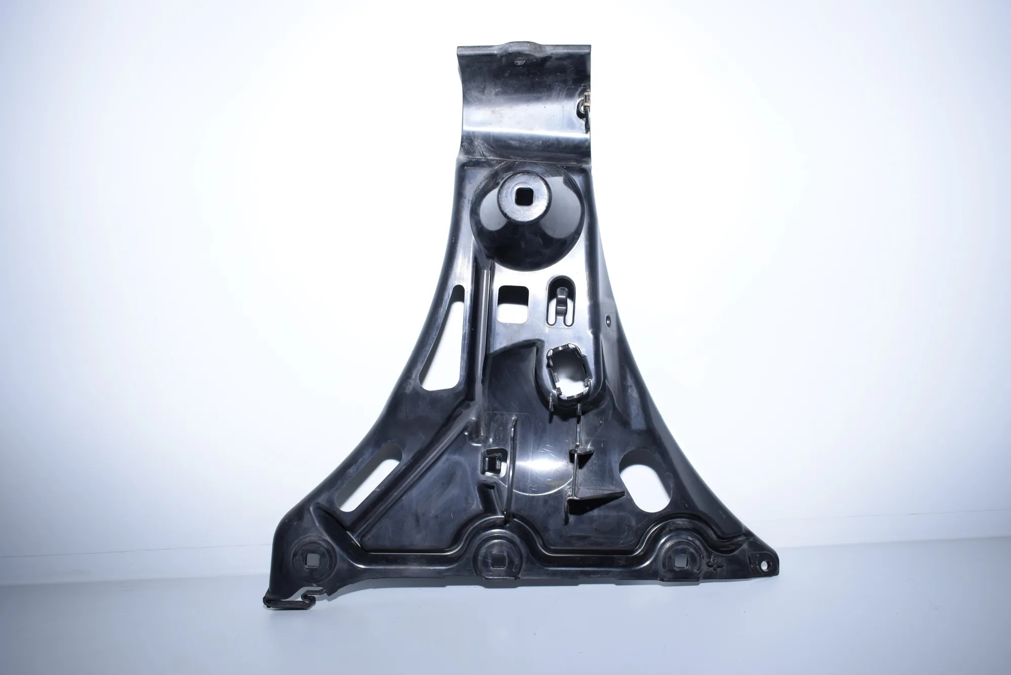 Rear Right Bumper Bracket – OEM 7060796 · BMW 5 Touring (E61) 520 d 2007 – 2