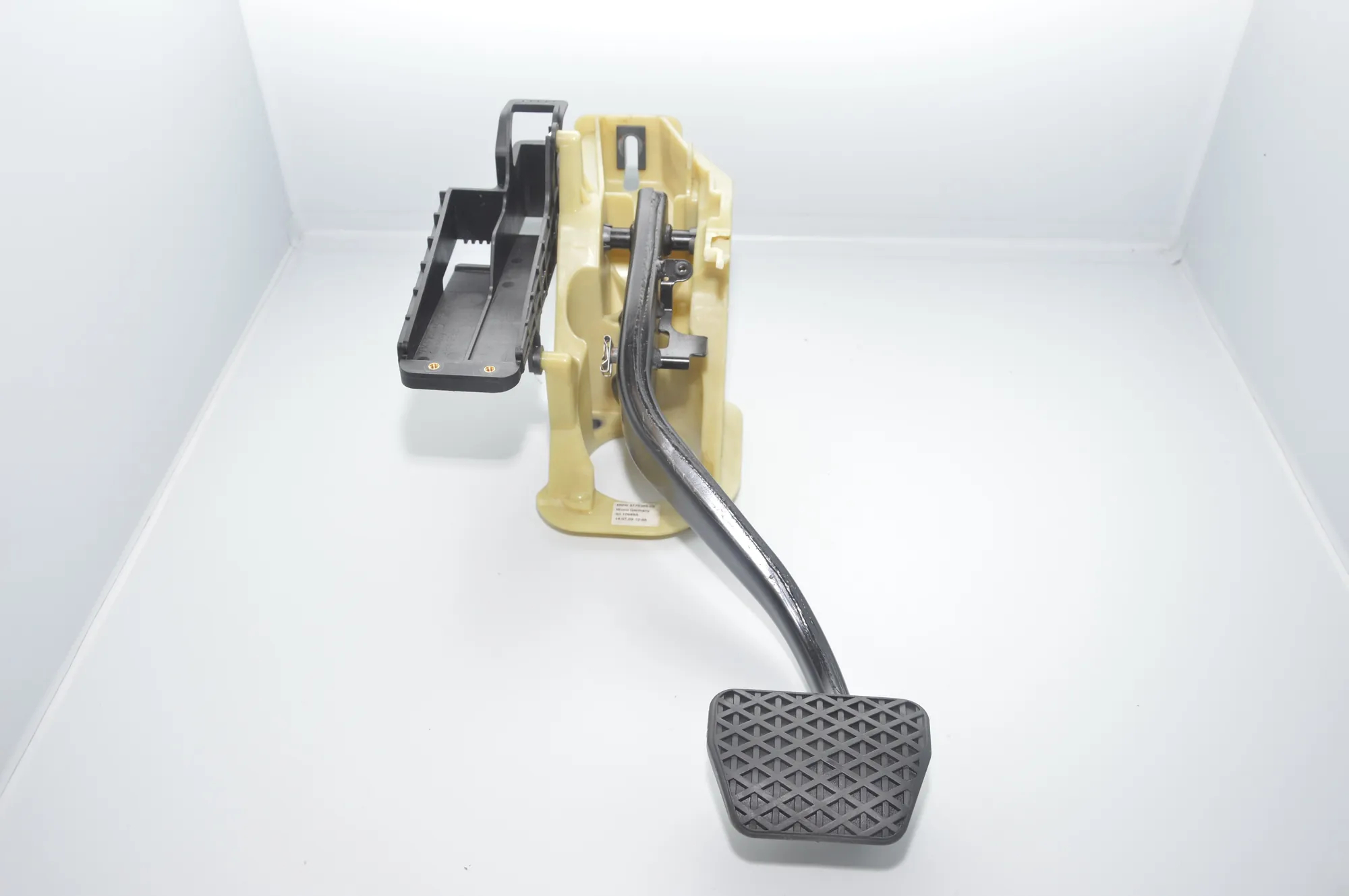 Brake Pedal – OEM 6775368 · BMW 7 (F01, F02) BMW 7 (F01, F02) 2009