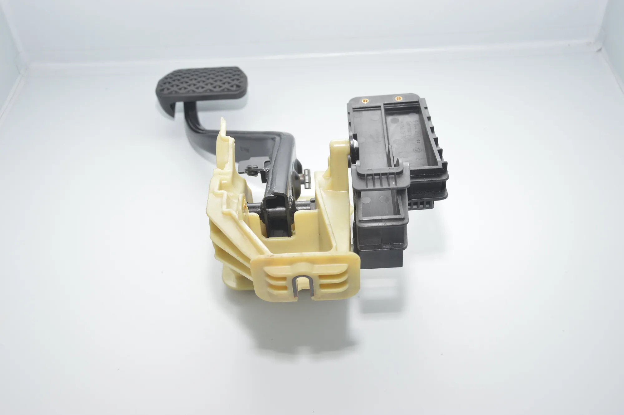 Brake Pedal – OEM 6775368 · BMW 7 (F01, F02) BMW 7 (F01, F02) 2009 – 3