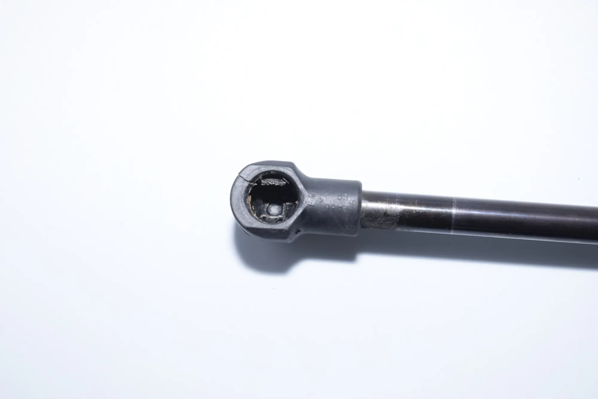 Front Left Bonnet Strut – OEM 7060550 · BMW 3 (E90) 320 d 2006 – 7