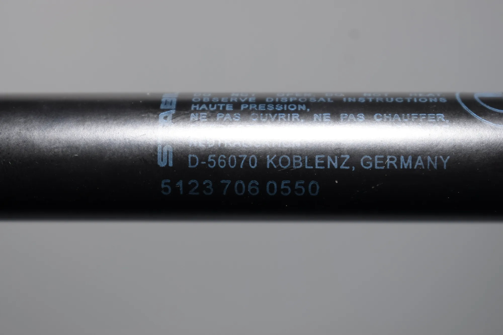 Front Left Bonnet Strut – OEM 7060550 · BMW 3 (E90) 320 d 2006 – 6
