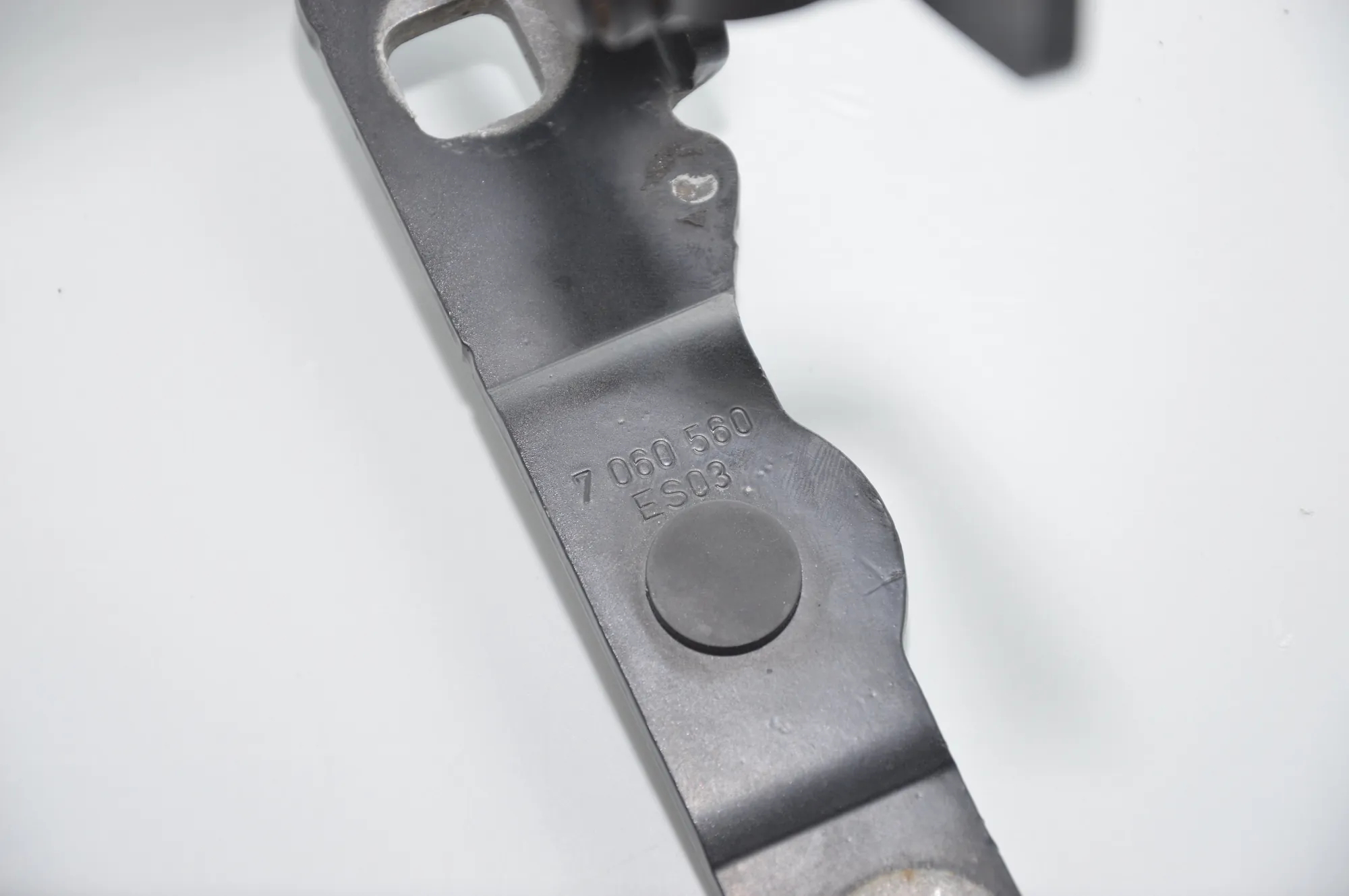 Front Right Bonnet Hinge – OEM 7060560 · BMW 1 (E87) 120 d 2010 – 4